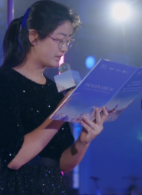 姚沁蕾擔任爸爸的英文翻譯。（翻攝自微博）