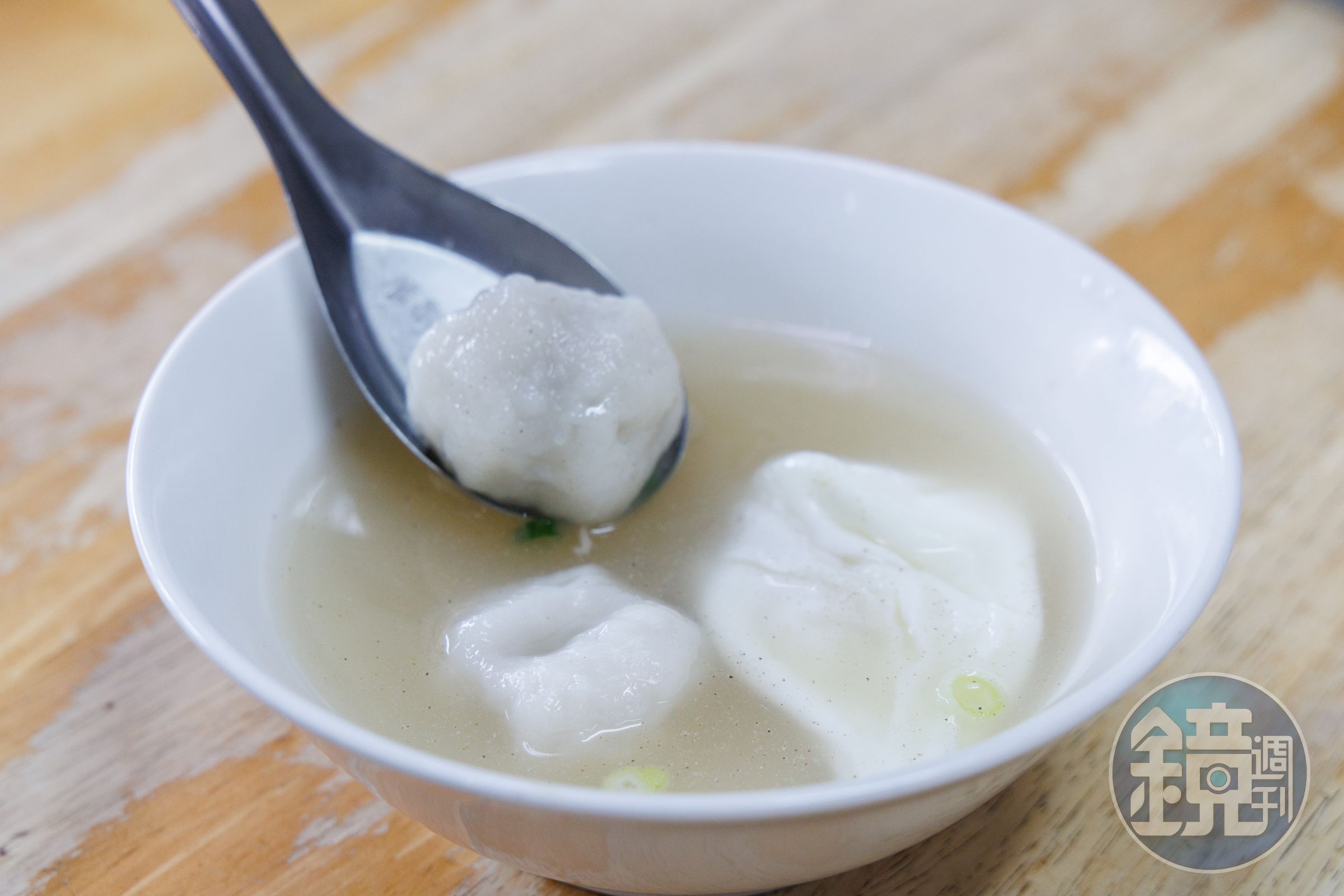 「魚丸蛋包湯」是2顆魚丸加一顆蛋包。(43元/碗)