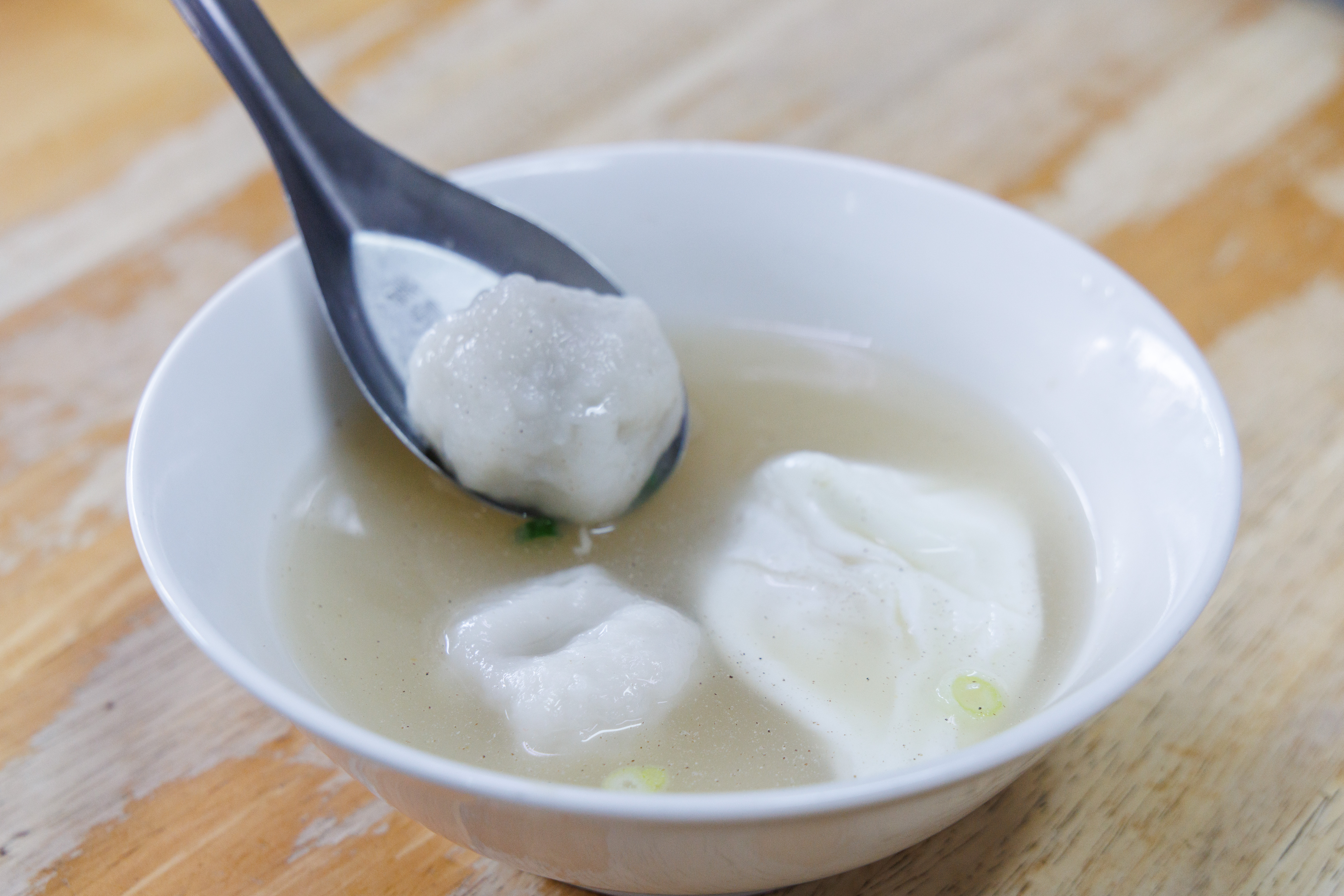 「魚丸蛋包湯」是2顆魚丸加一顆蛋包。(43元/碗)