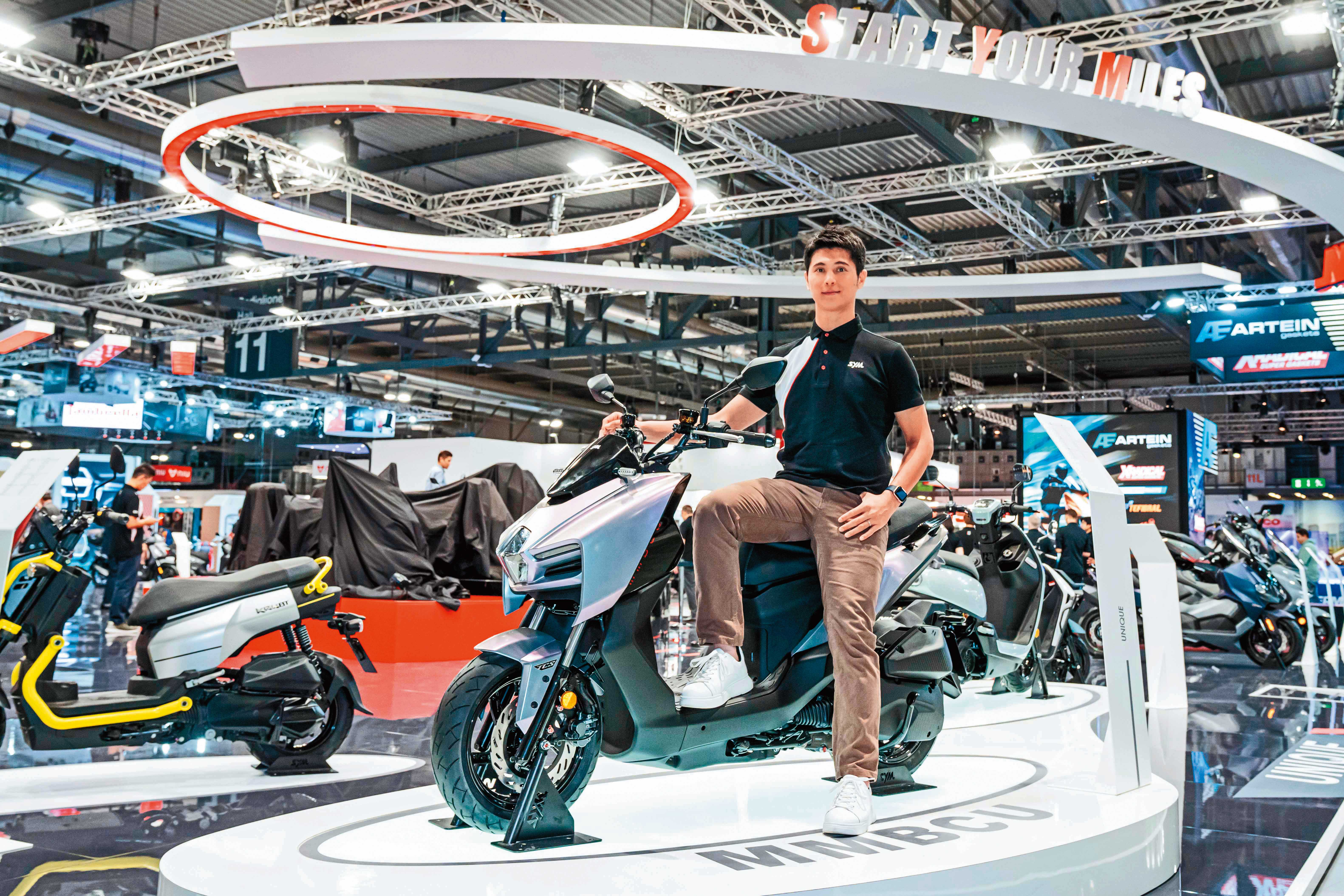 三陽少東吳奕成宣示進軍新能源車市，預計2025年推全球第一台油電增程車，成為米蘭車展一大亮點。（三陽提供）