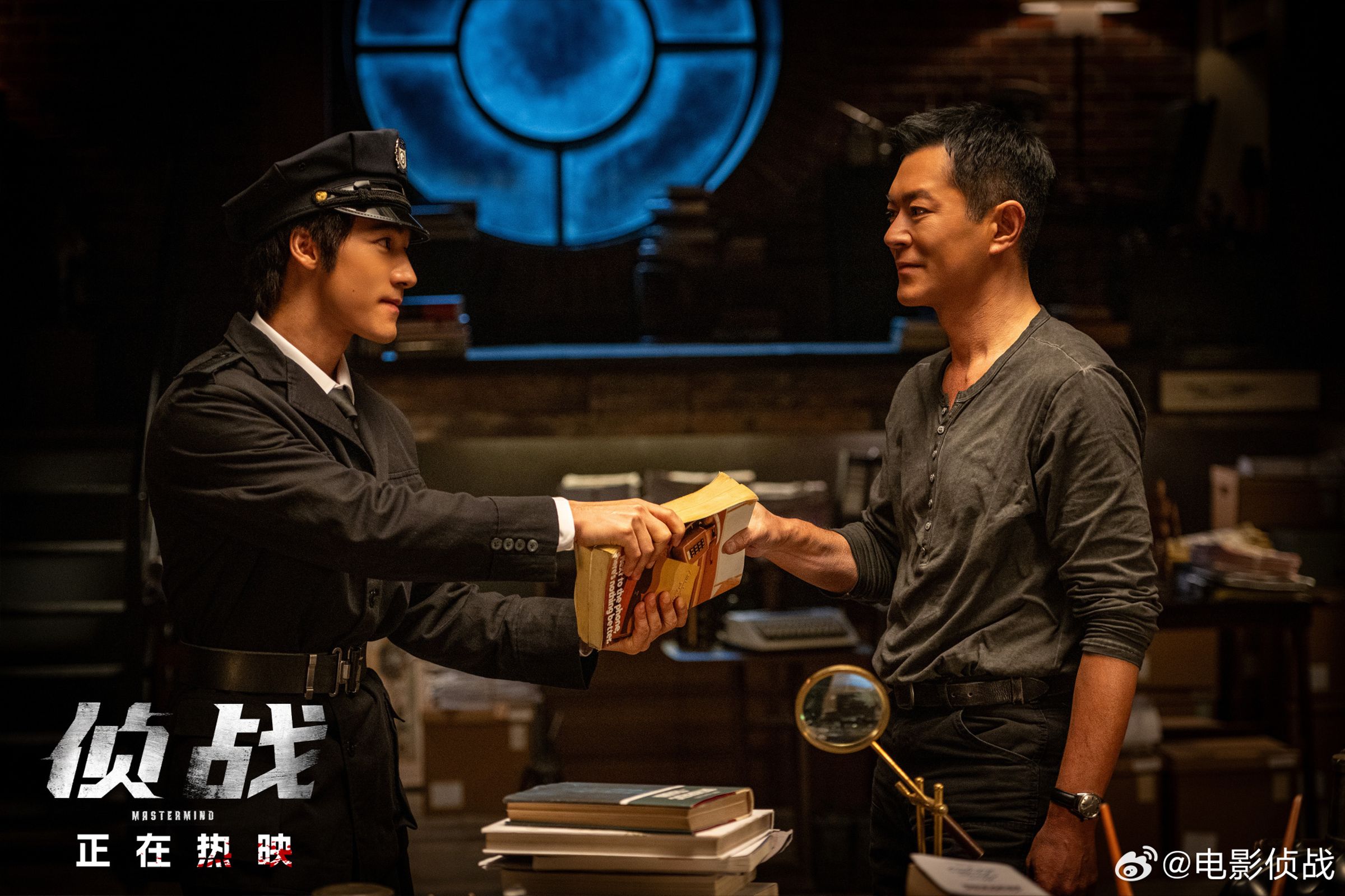古天樂（右）掛頭牌主演的電影《偵戰》上映5天即因票房欠佳撤檔，扛宣傳的二番主角此沙事前全不知情。（《偵戰》官博）