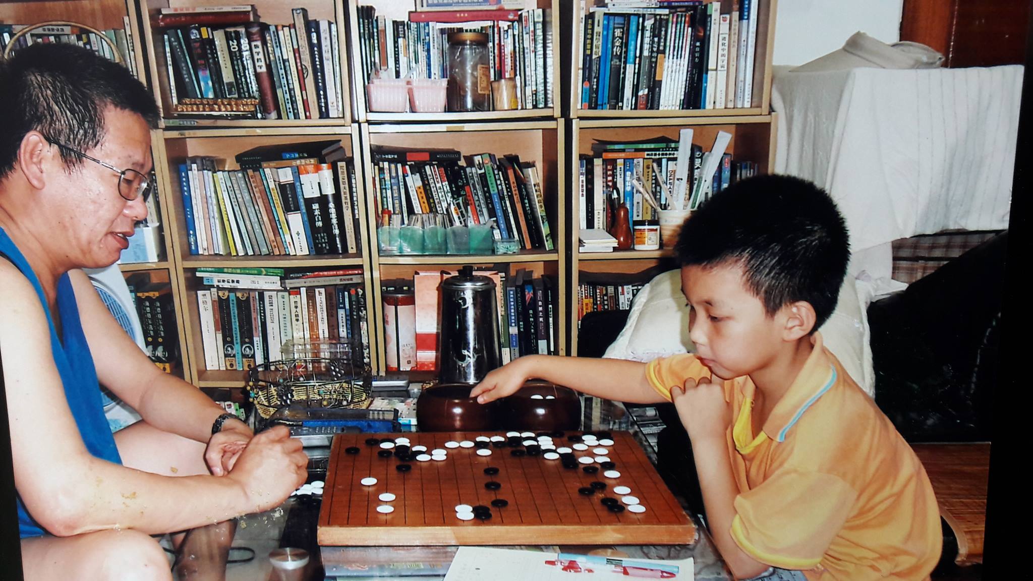 許皓鋐（右）小時候與中華棋院院長許饒和（左）對弈。（中華棋院提供）