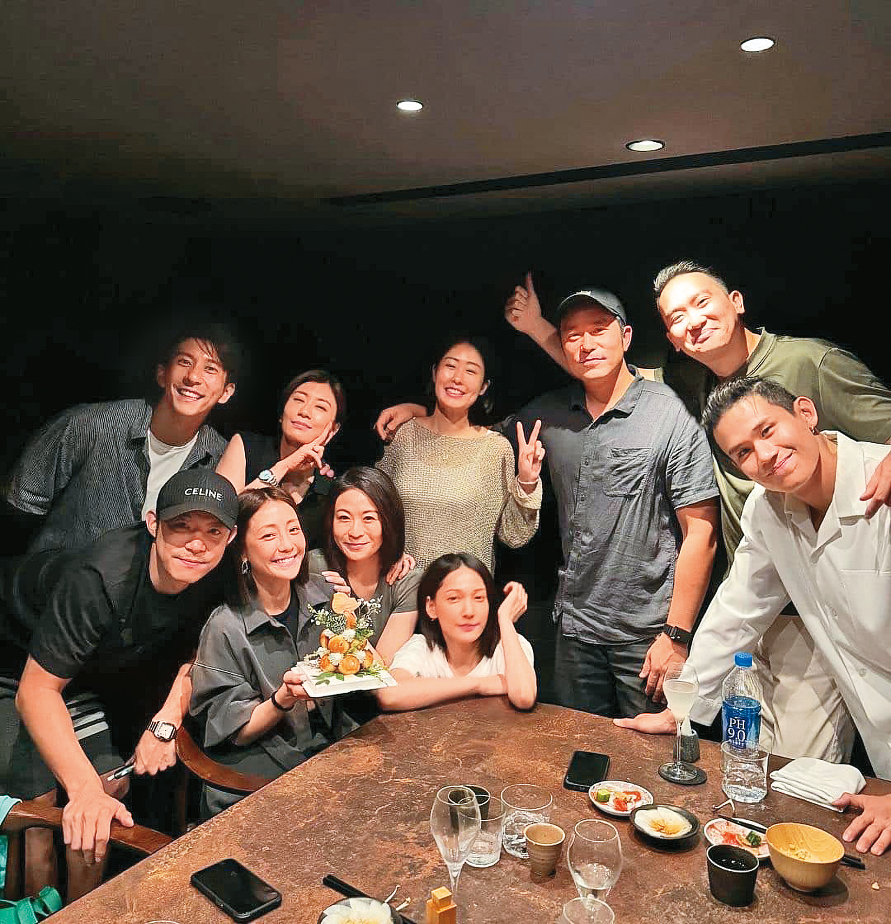 去年謝欣穎（前排左二）的生日，張孝全（右三）夫婦、賈靜雯（後排左二）夫婦等人在王柏傑（前排左一）號召下，開心幫她慶生。（翻攝自王柏傑IG）