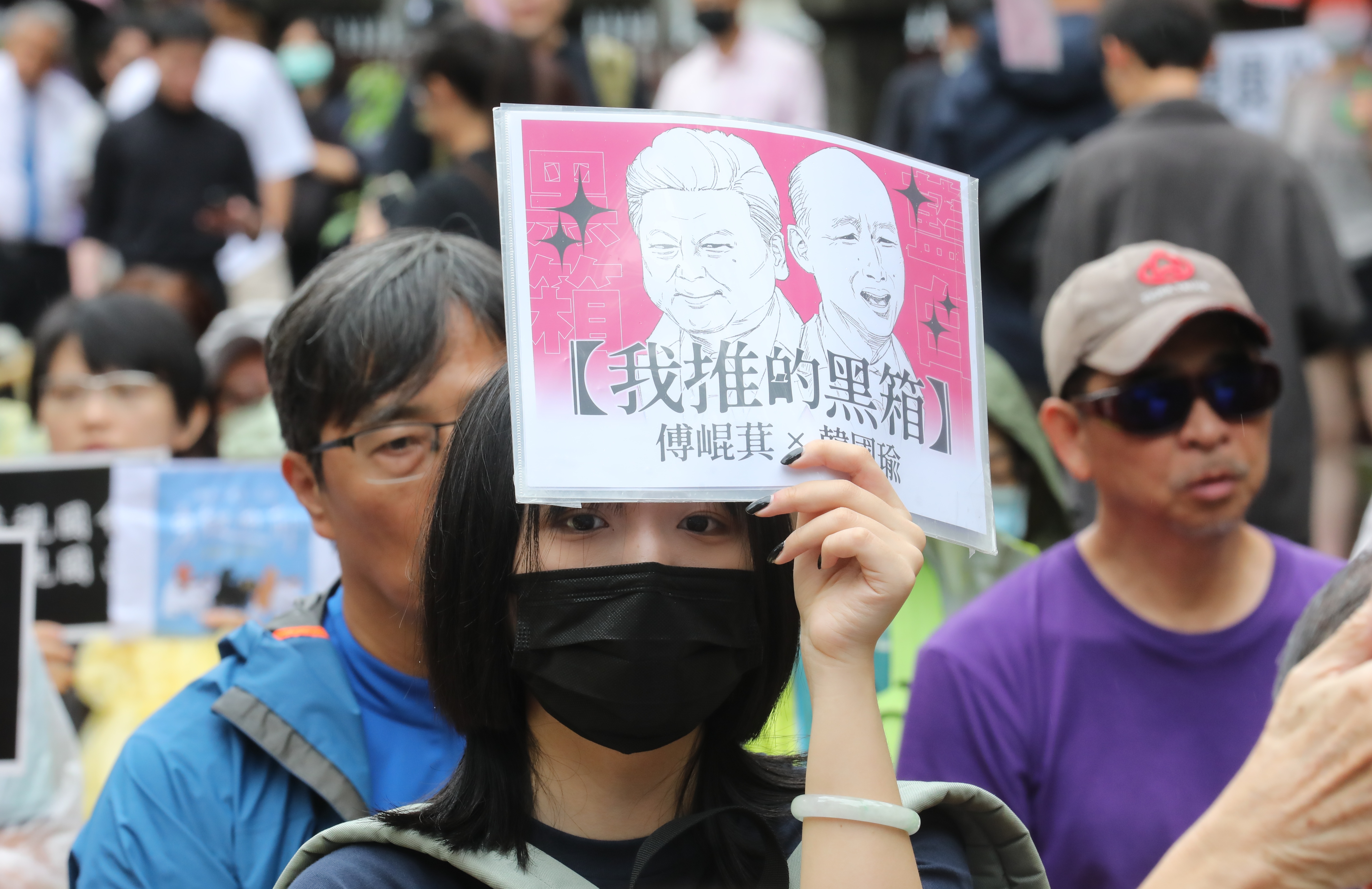 立法院會今日繼續處理國會改革法案, 大批民眾聚集在立法院外抗議。