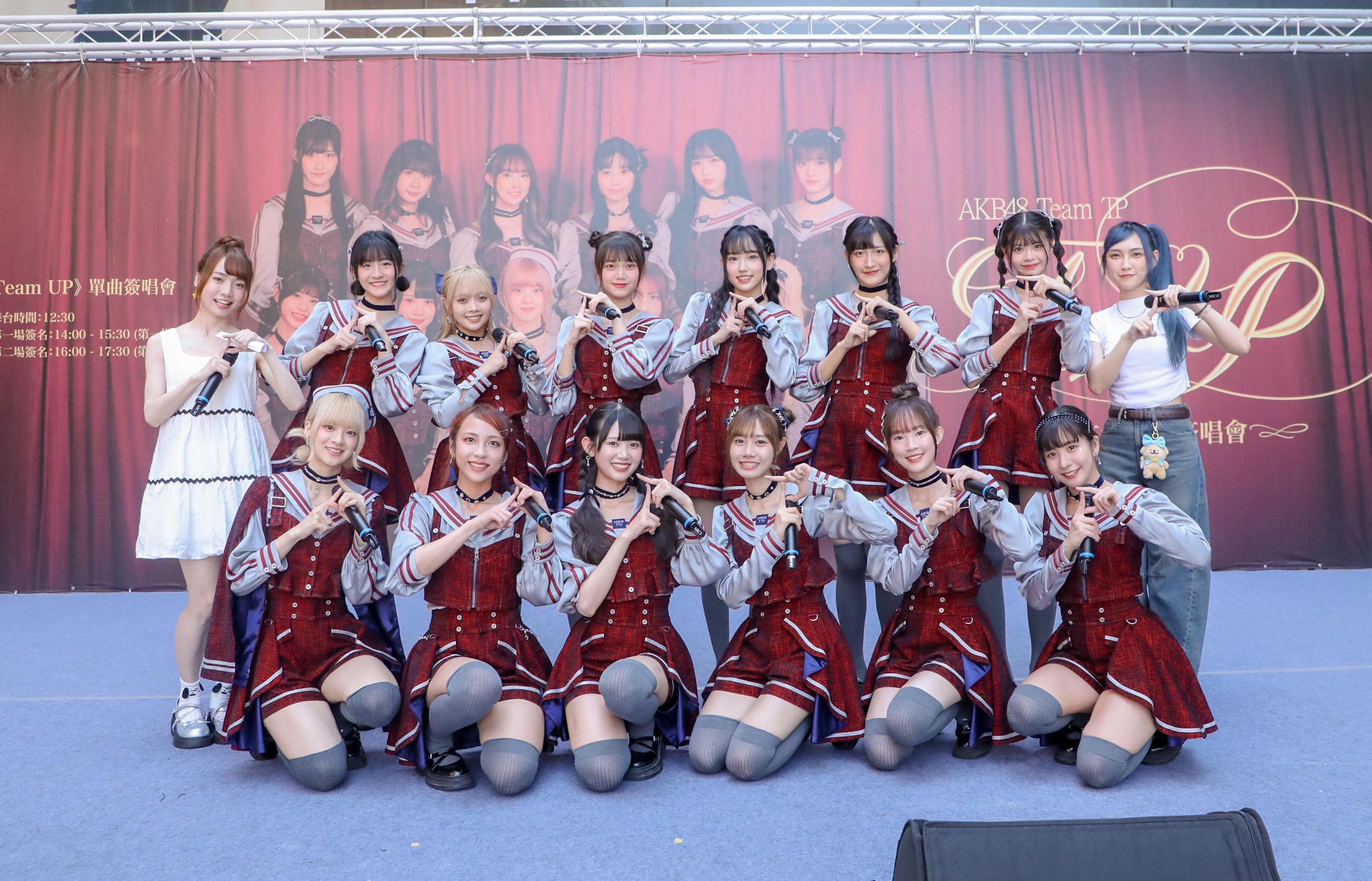 AKB48 Team TP在高雄辦簽唱會。(前蹲左起蔡伊柔.林易沄.林于馨.蔡亞恩.周家安.宮田留佳,後排左起潘姿怡.張少瞳.張羽翎.陳穎臻.伊品.孟庭筠.蘇姮羽.吳騏卉)(好言娛樂提供)
