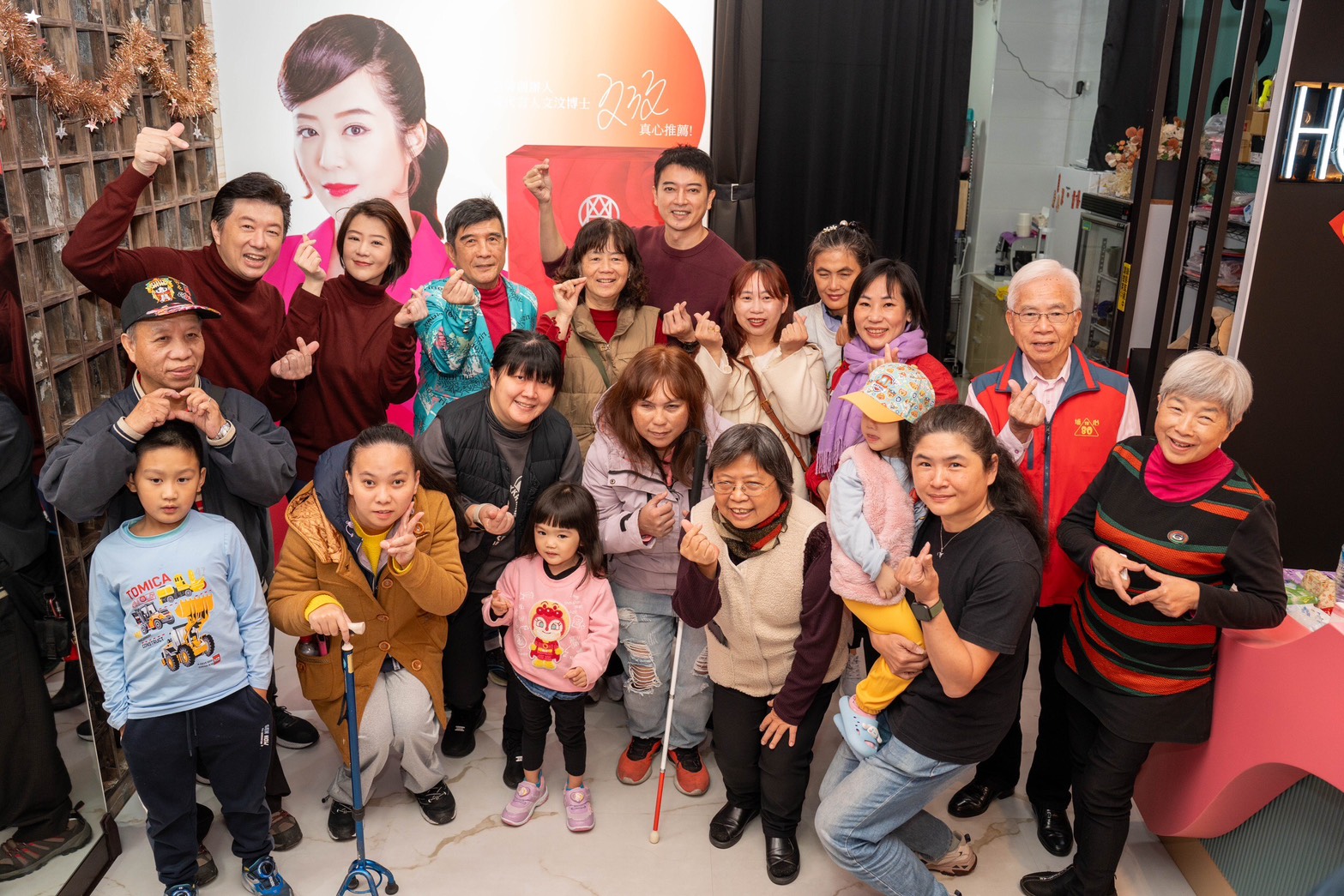 《豆腐媽媽》演員吳皓昇與「猴爺保養品」創辦人文汶攜手葉佳修、田家達,以及嘉義教養院院生、旺媽狗園園長與全體團隊,共同為「猴爺歲末感恩公益演唱會」留下溫暖合影。(民視提供)