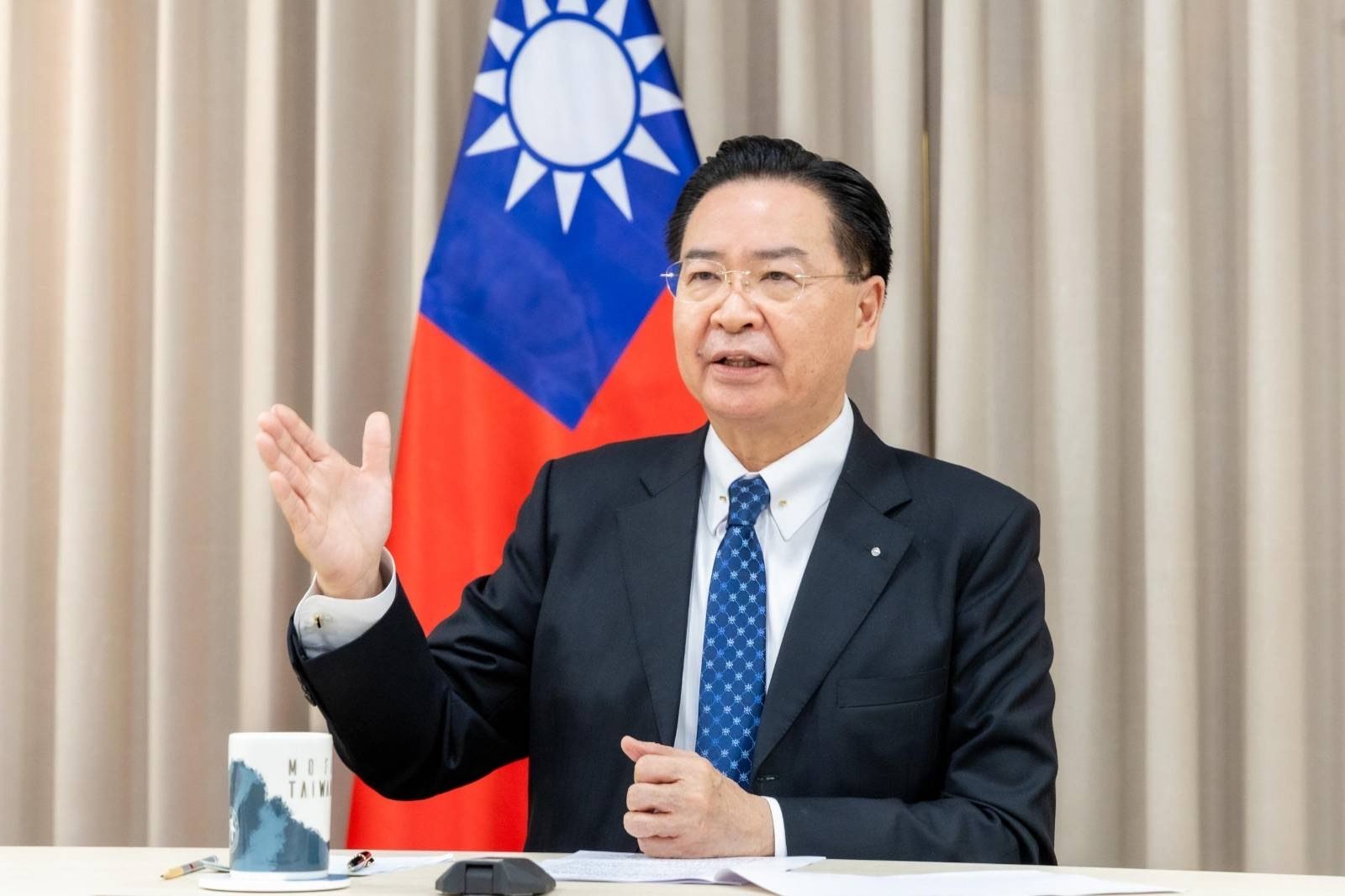 外交部長吳釗燮去年12月29日接受法媒專訪，譴責中國干預越來越複雜。（外交部提供）