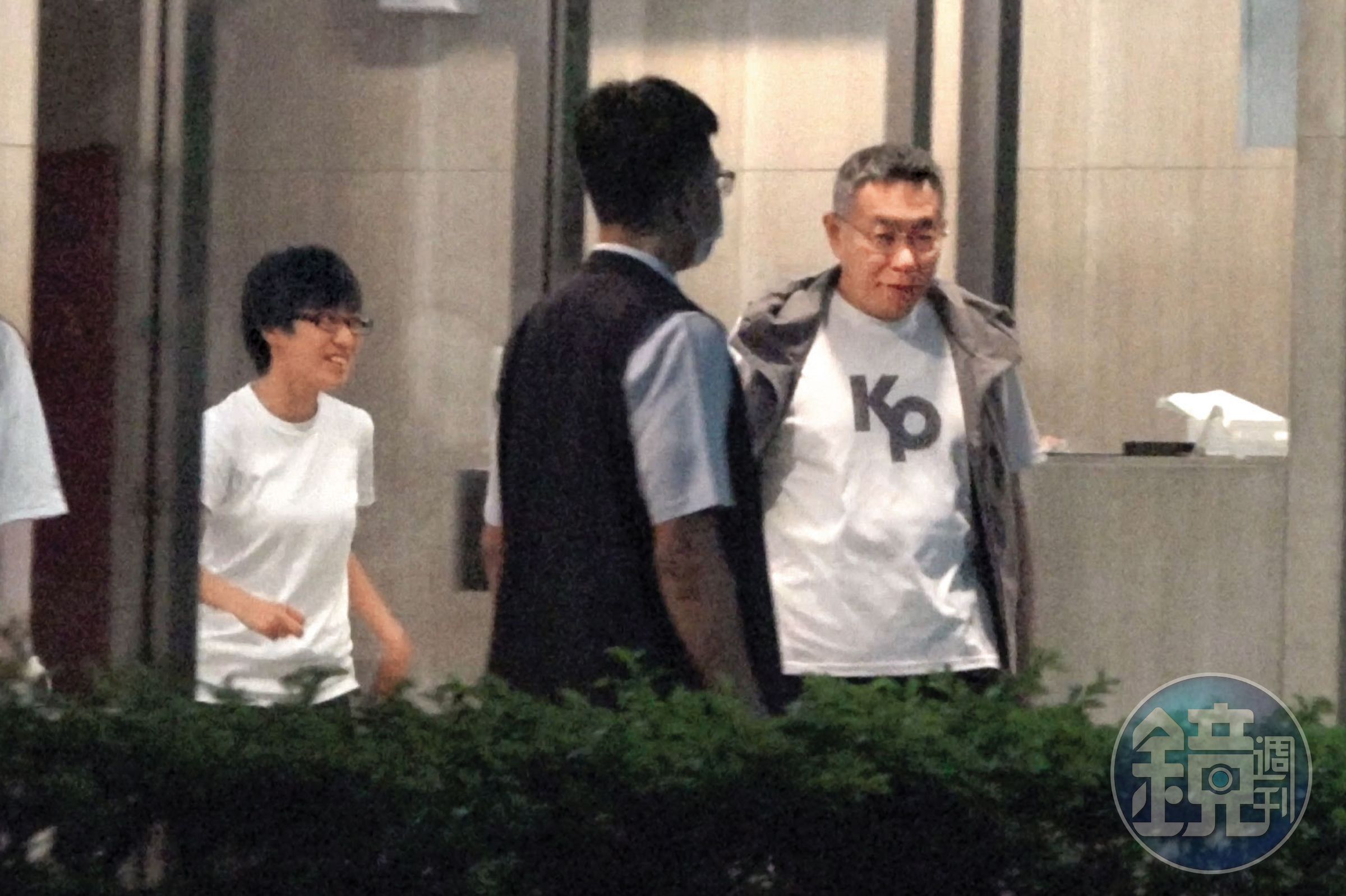柯文哲（右）與貼身帳房許芷瑜（橘子，左），多次和沈慶京密會。