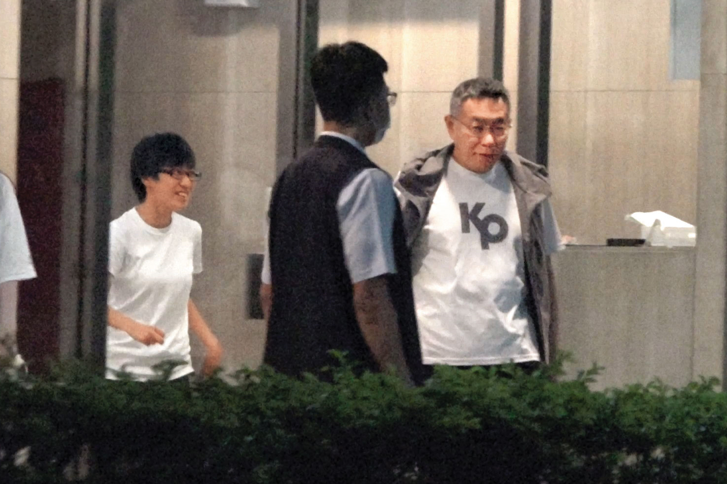 柯文哲(右)與貼身帳房許芷瑜(橘子,左),多次和沈慶京密會。