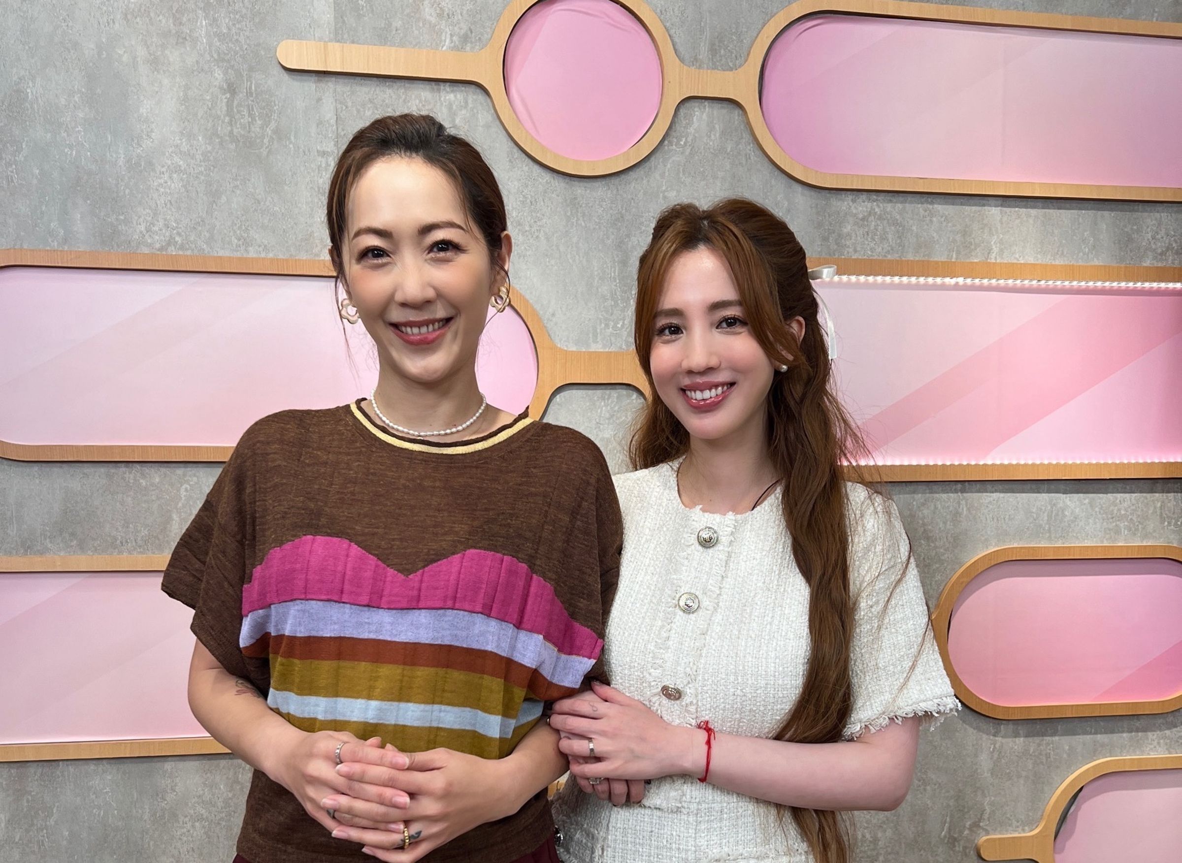由愛雅及Gigi主持的網路節目《完美我當家》,日前錄影為大家介紹新產品。(完美國際提供)