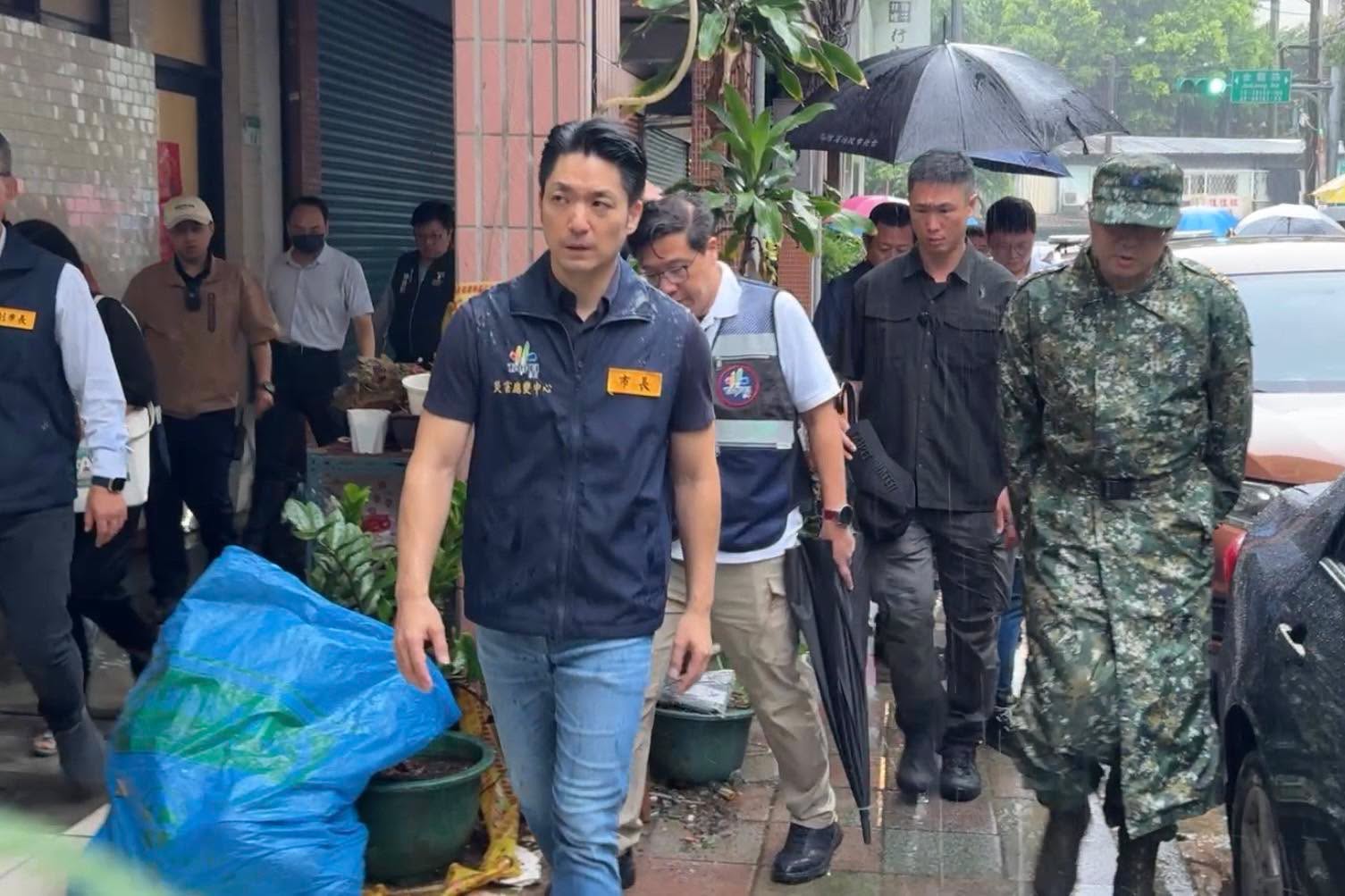 台北市長蔣萬安26日勘災時，對受災戶發放慰問金，結果傳出4樓住戶「路過」也領到1萬元慰問金。後來，內湖區區公所表示，4樓住戶是「誤領」，已登門追繳收回1萬元。（翻攝自蔣萬安臉書）