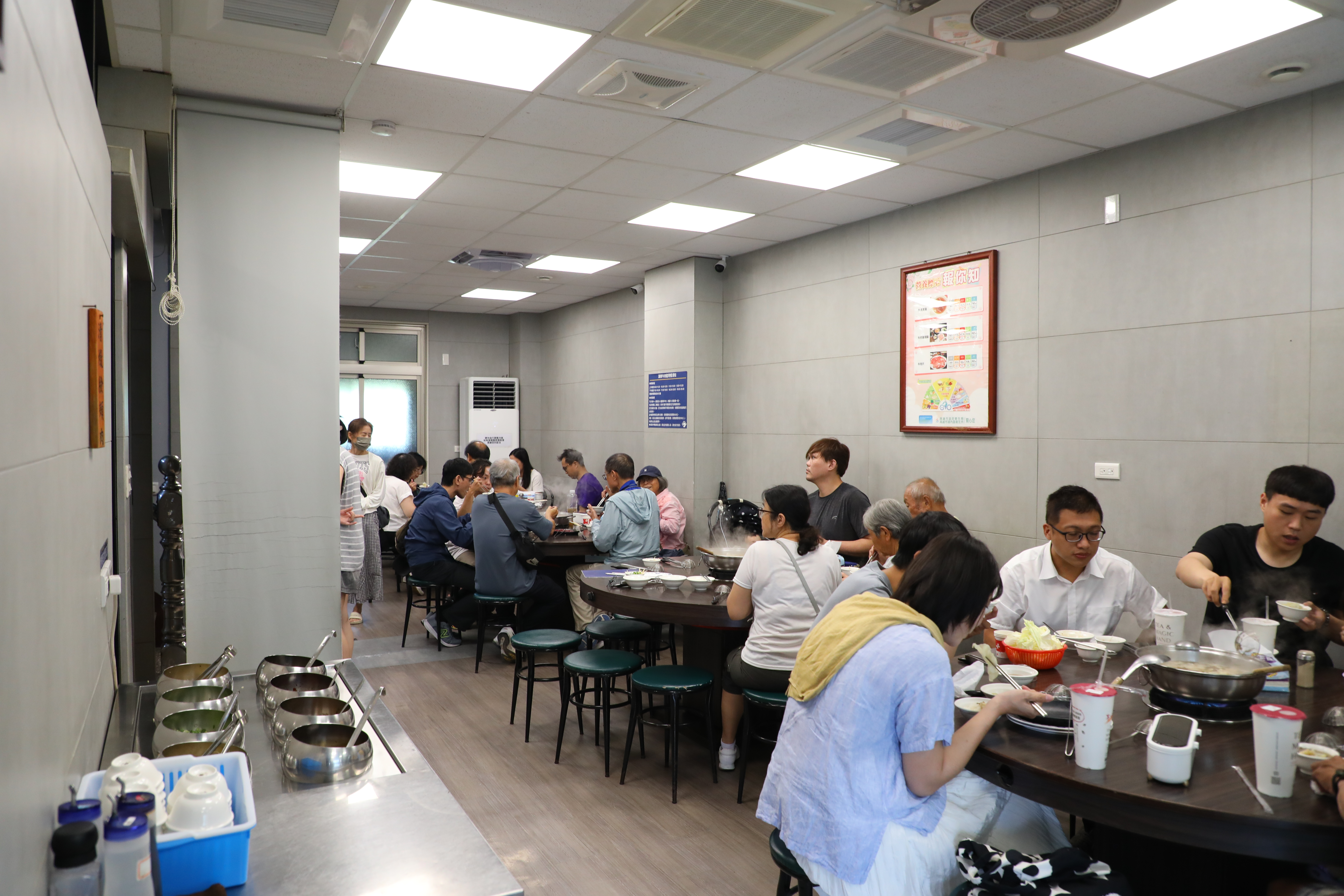 很難想像，早上10點就已有這麼多人在湖東吃牛肉鍋。