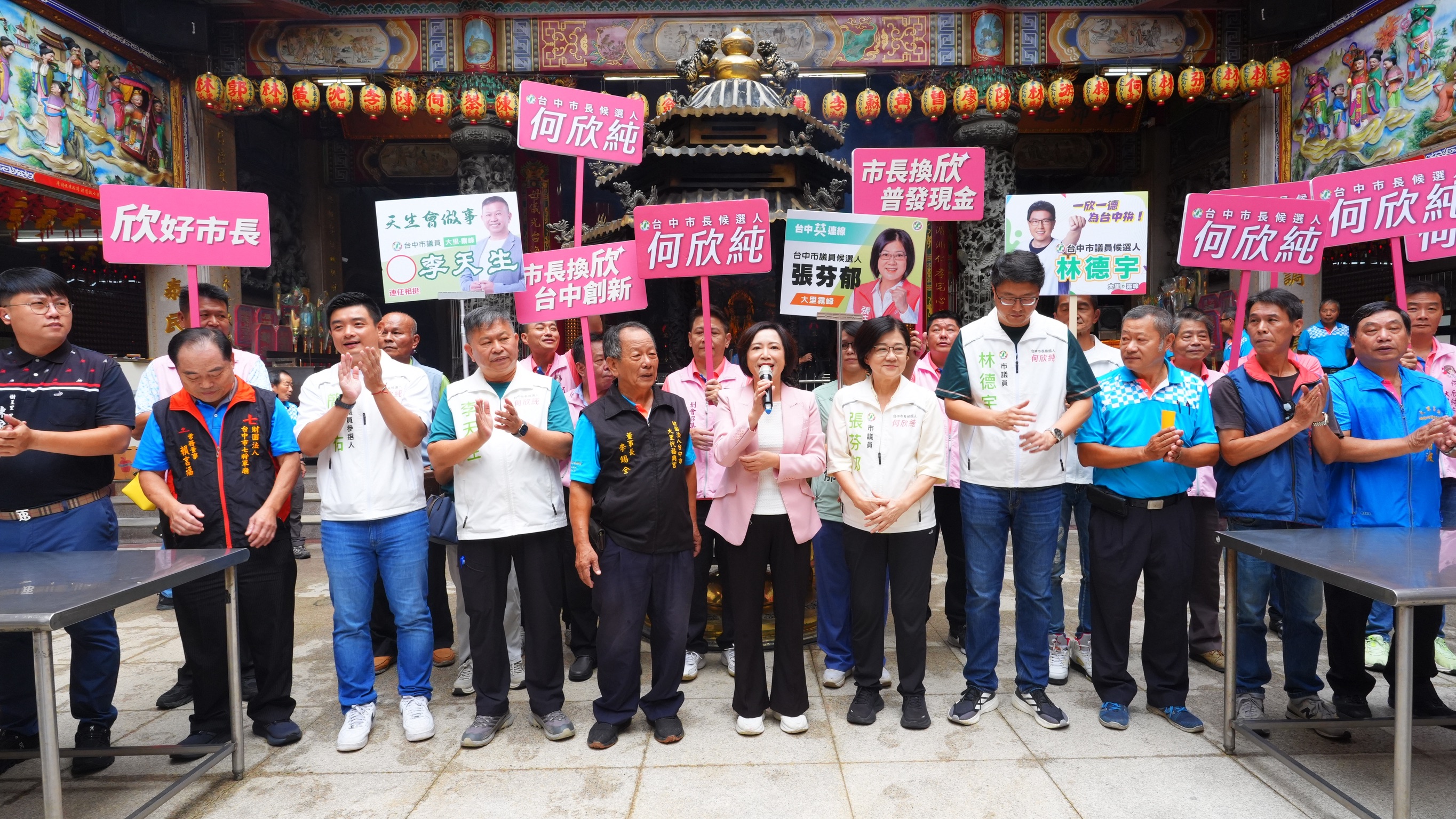 何欣純向媽祖稟報及鄉親承諾,未來要做一位「市民的市長」。(何欣純競選辦公室提供)
