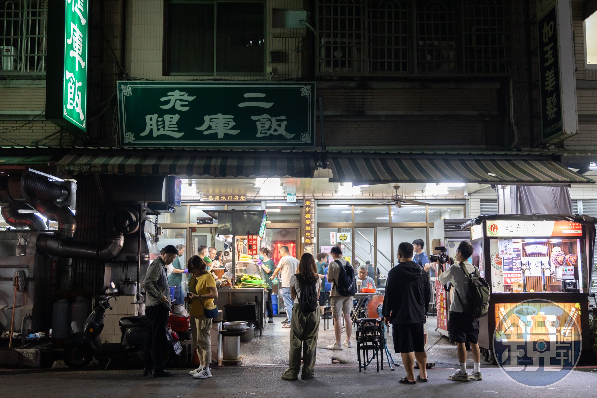 「老二腿庫飯」從晚上8點到凌晨3點,聽說早年甚至一路賣到早上6點,是高雄人夜晚飢腸轆轆時的首選。