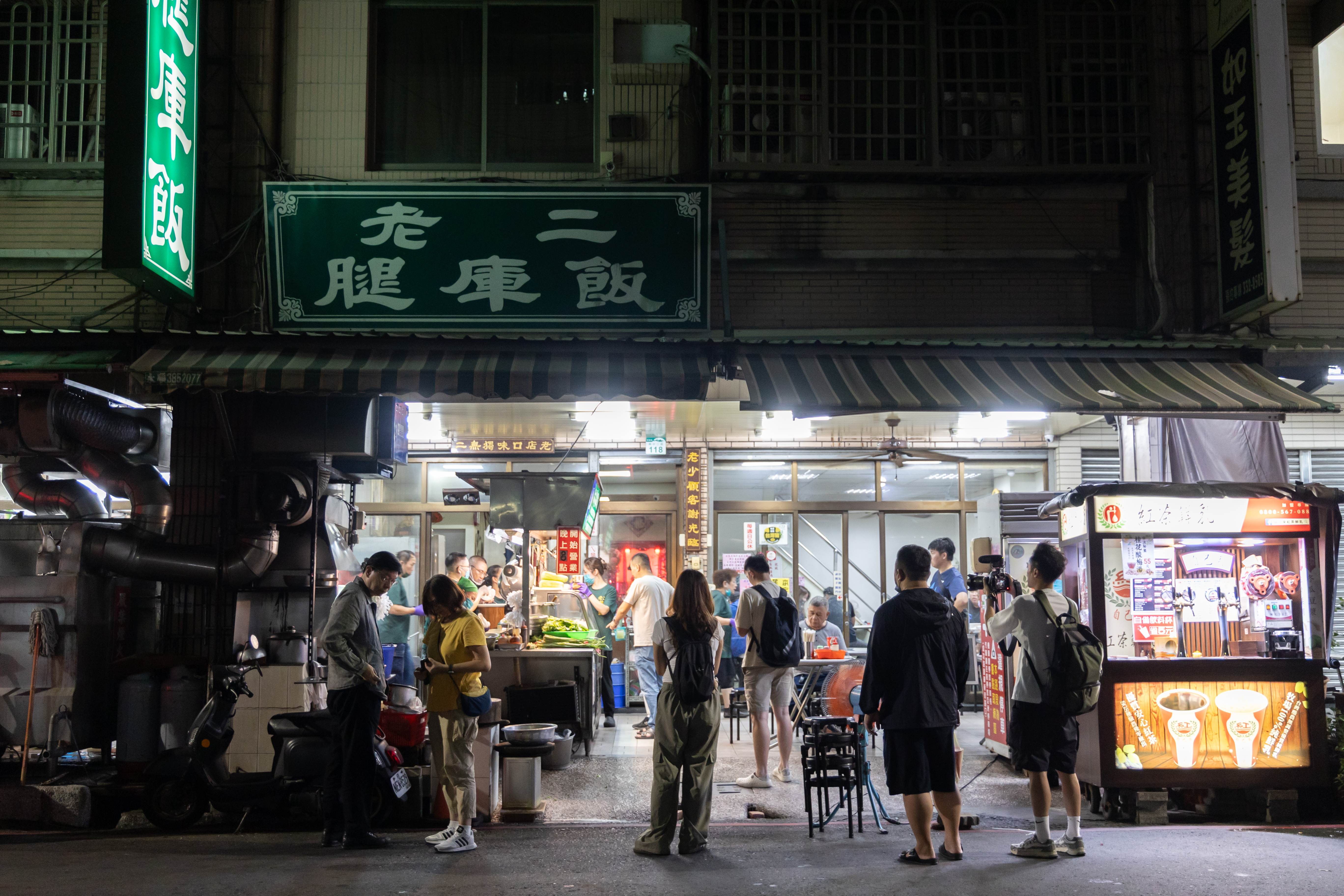 「老二腿庫飯」從晚上8點到凌晨3點,聽說早年甚至一路賣到早上6點,是高雄人夜晚飢腸轆轆時的首選。