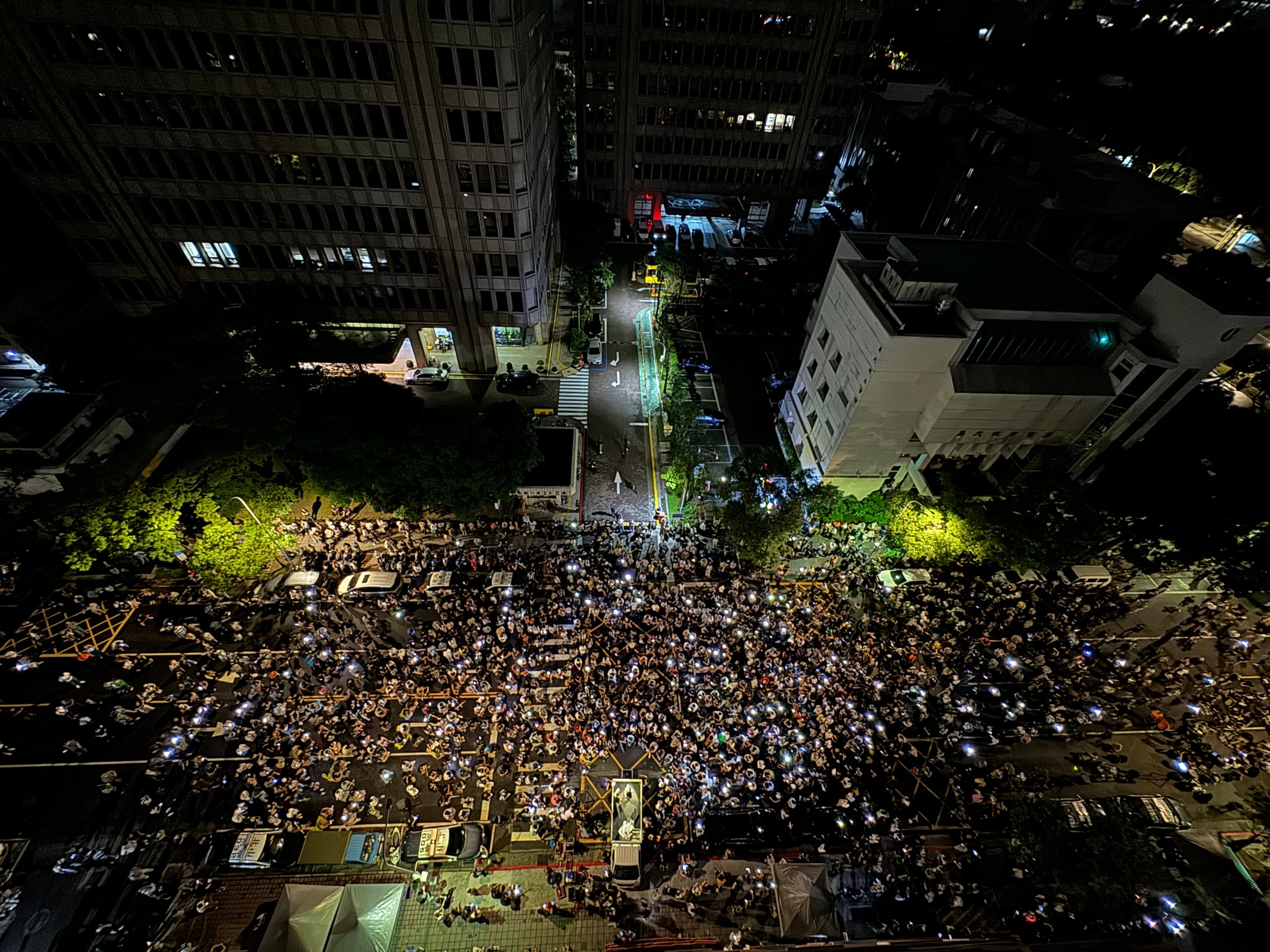 為了抗議國會改革法案，今立法院外聚集大批民眾上看萬人，濟南路上人潮滿滿。