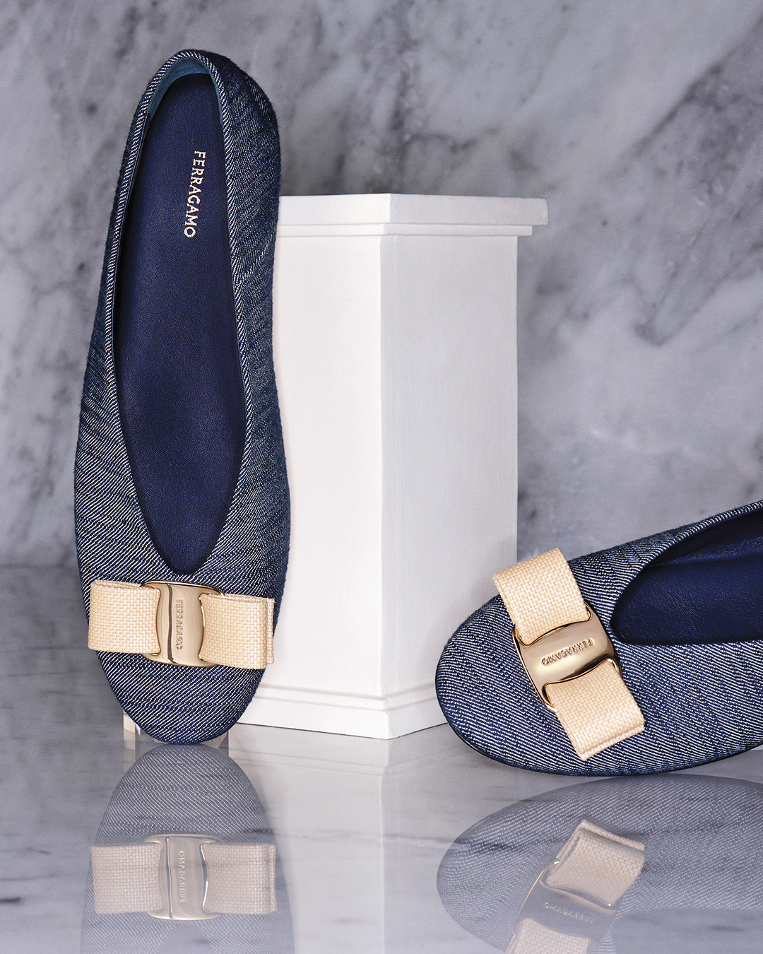 Vara蝴蝶結丹寧芭蕾平底鞋。NT$25,500（Ferragamo提供）