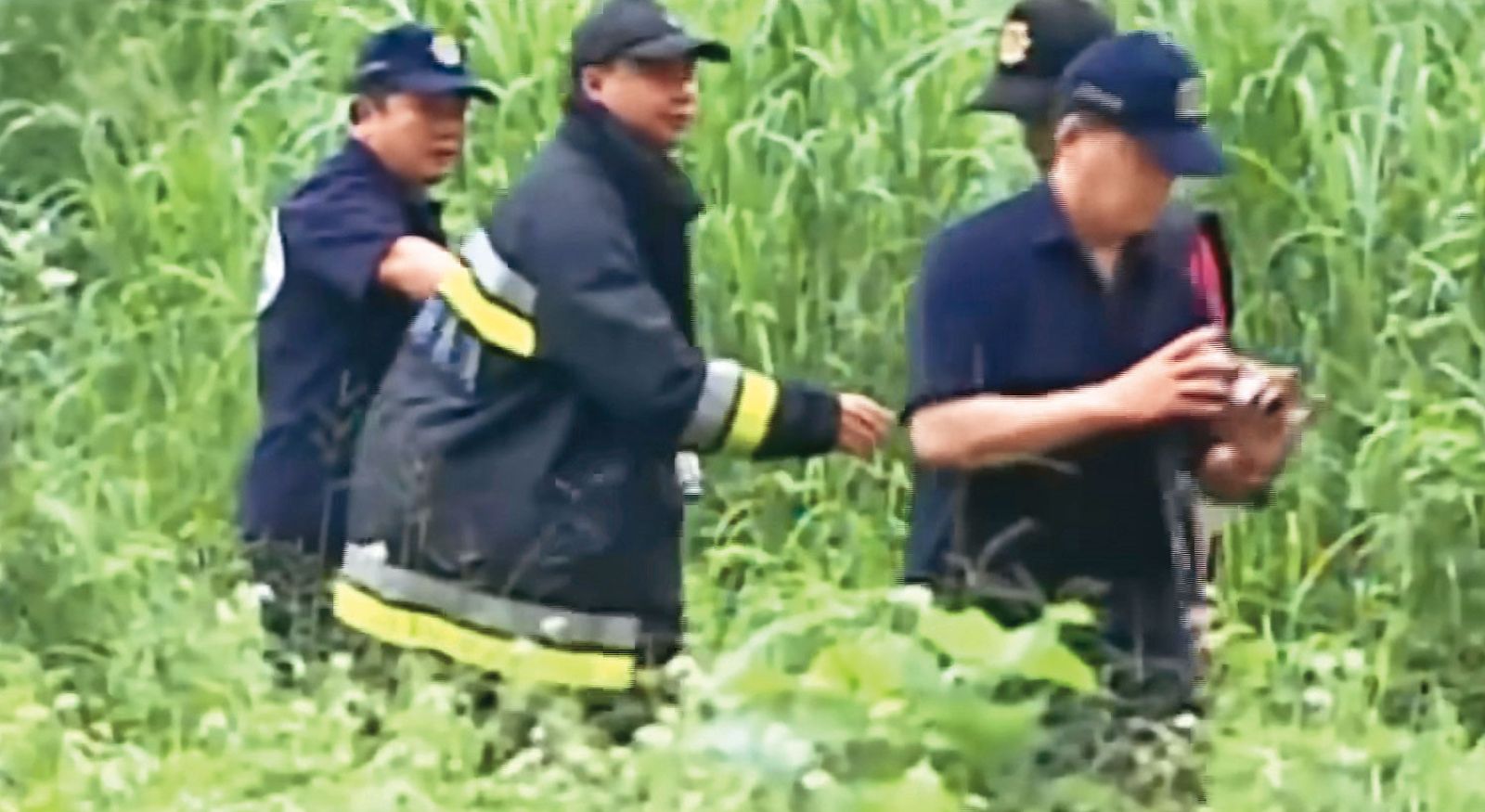 把人當豬宰1/老獵人結伴上山都失蹤 搜救隊員草叢解放驚見屍袋伸出手