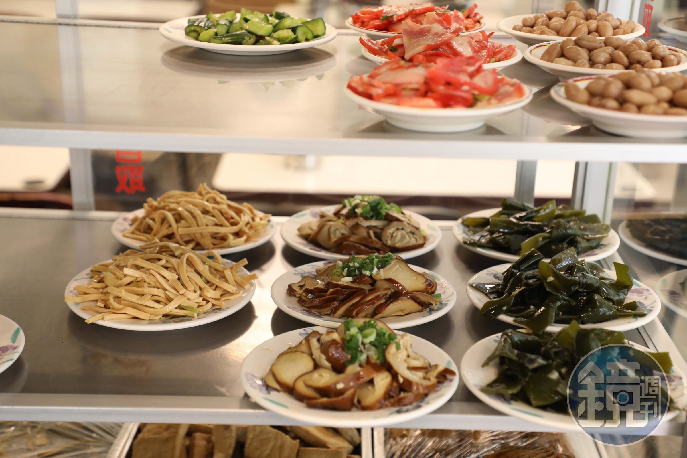 老張牛肉麵擺滿了每日現做的小菜，像是蘭花干、海帶與小黃瓜都是老饕必點。