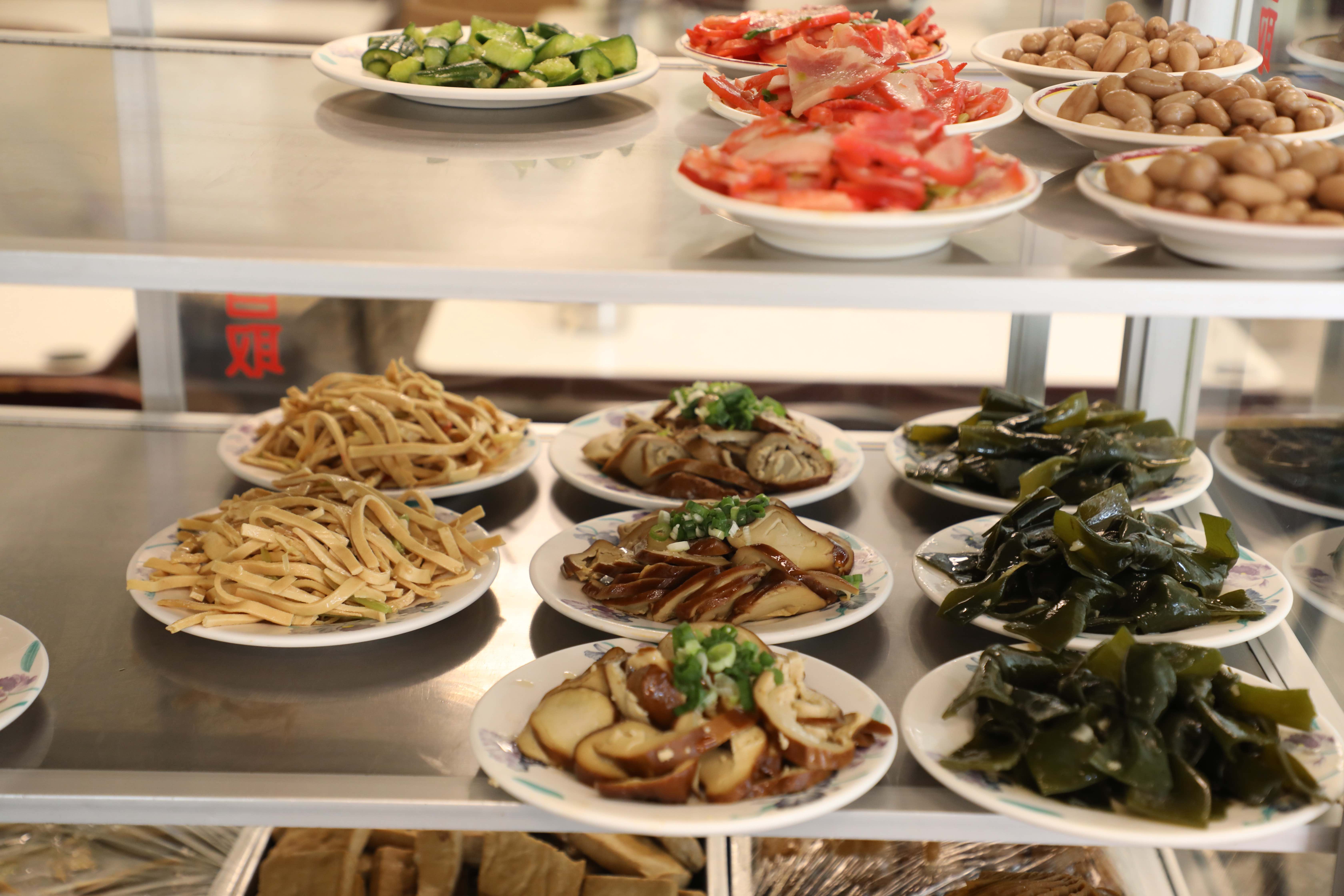 老張牛肉麵擺滿了每日現做的小菜，像是蘭花干、海帶與小黃瓜都是老饕必點。