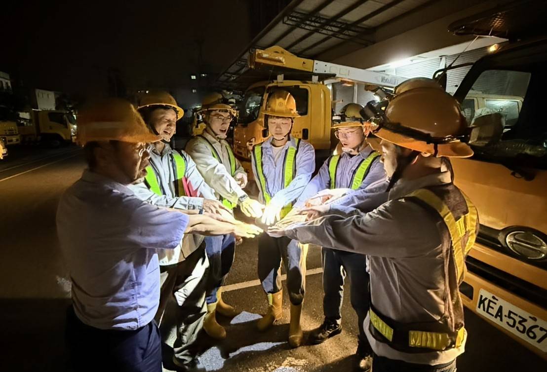 台電肩負穩定供電與淨零轉型任務目標，近年持續投入強化電網韌性等電力建設，亦積極透過甄試招募電力人才，此次僱員招考人數最多為配電線路維護類。（台電提供）