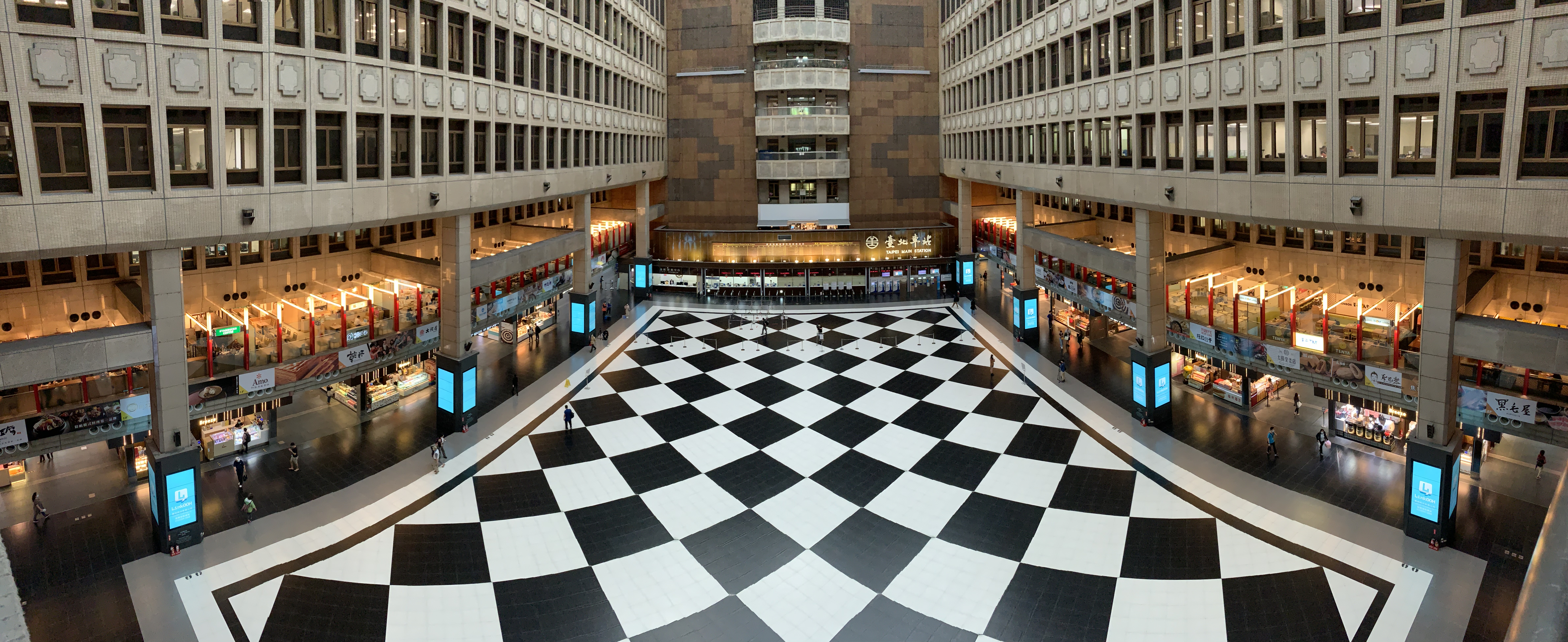 通緝犯眾目睽睽在北車性侵女子,該事件引發網友熱議、檢討。(本刊資料照)