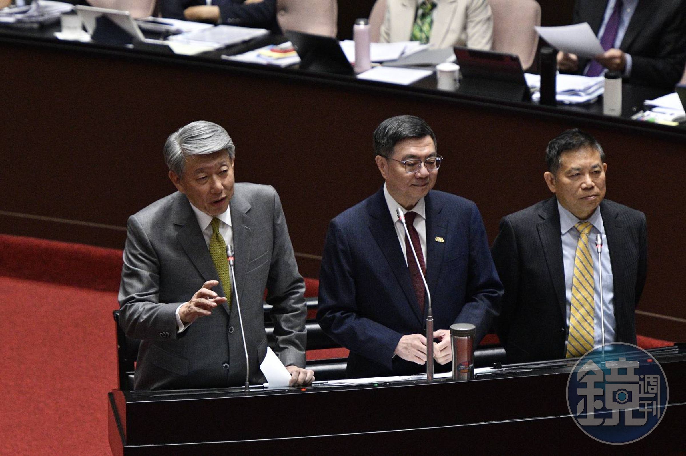 郭智輝(左)今日前往立法院進行施政報告與備詢,會錢媒體問及台積電擴大對美投資一事。