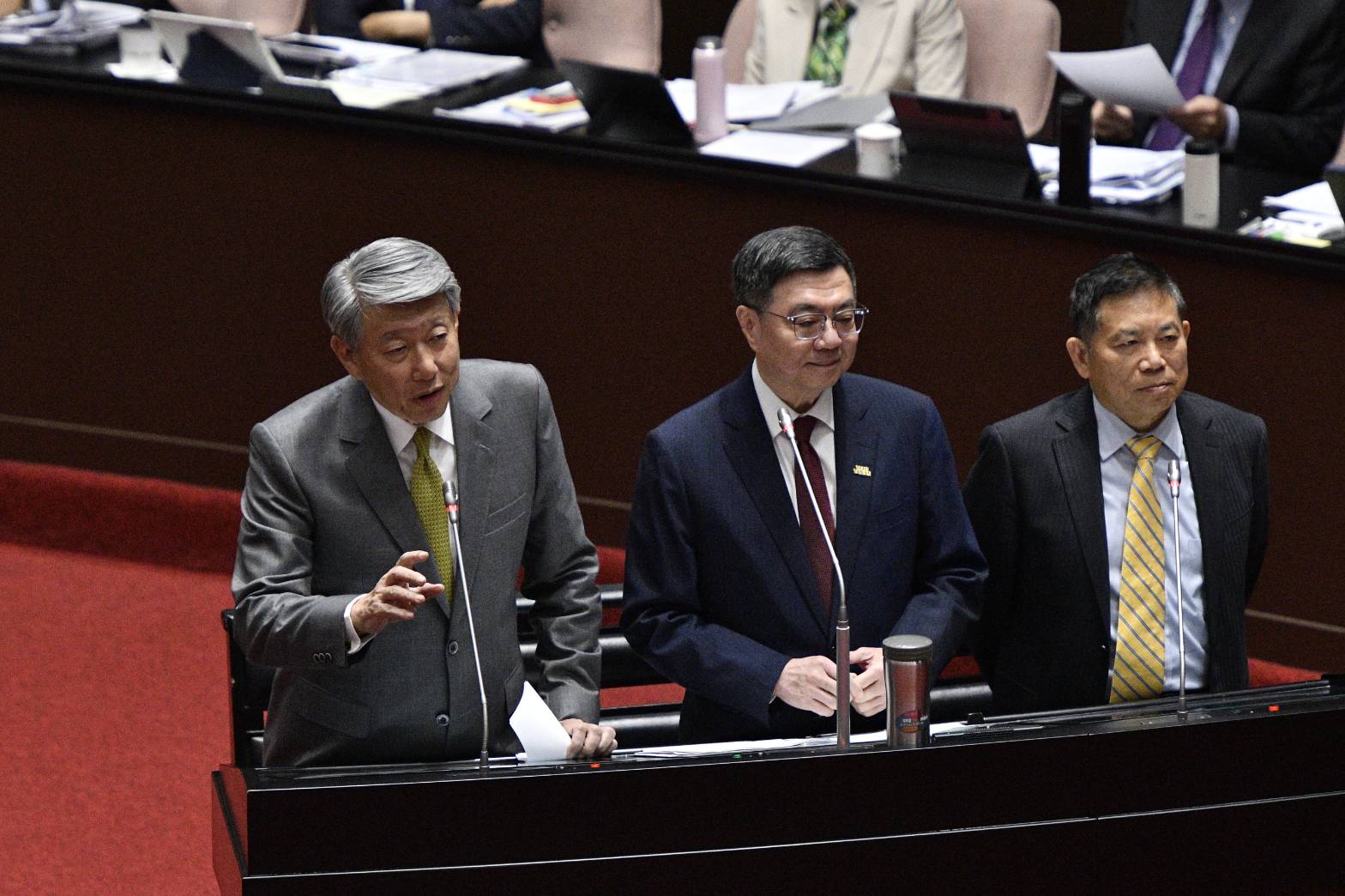 郭智輝（左）今日前往立法院進行施政報告與備詢，會錢媒體問及台積電擴大對美投資一事。