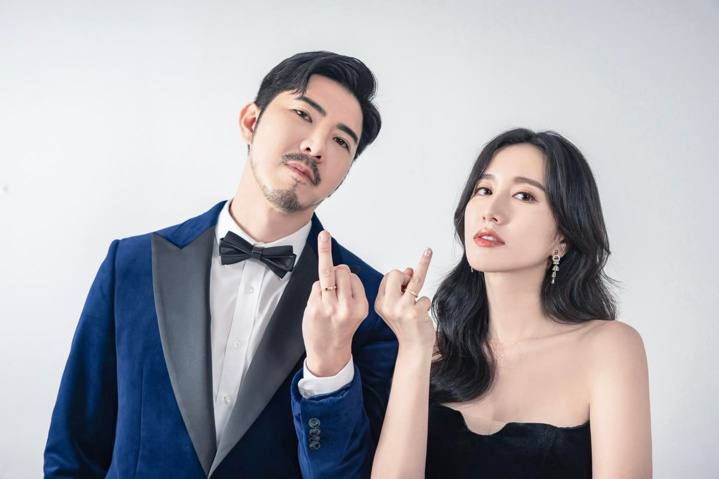 Apple與趙國祥曬出無名指婚戒。(翻攝appleweiting IG)