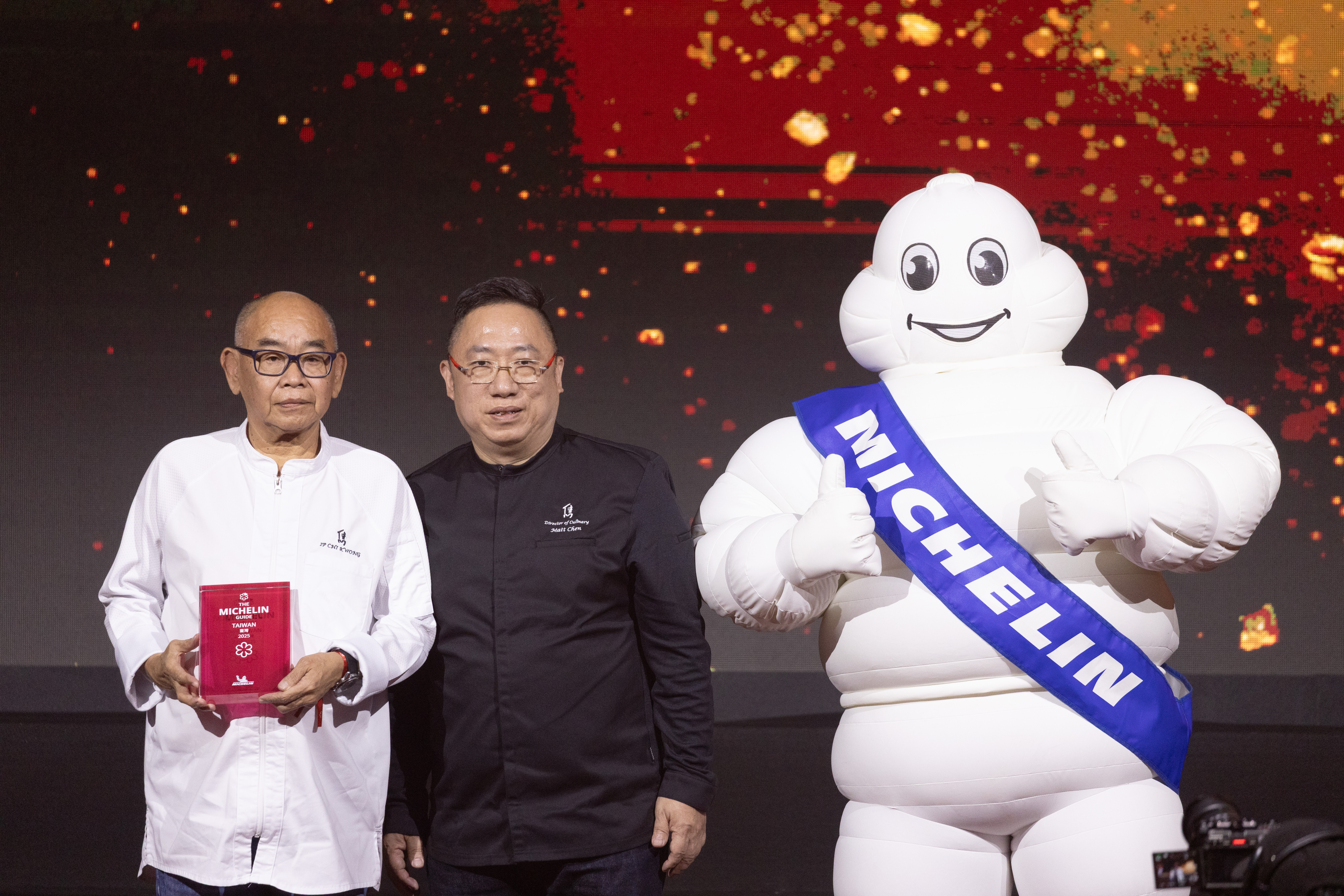 「雋GEN by Matt Chen」廚藝總監陳泰榮與行政主廚葉志光一起上台領取2025年米其林一星榮譽。