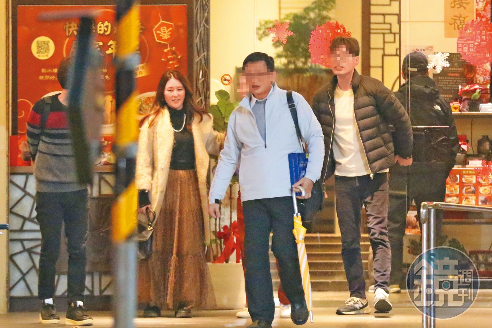 麻衣（左）父喪後未滿1個月就飛抵台灣，現蹤在台北市南京東路上的餐廳