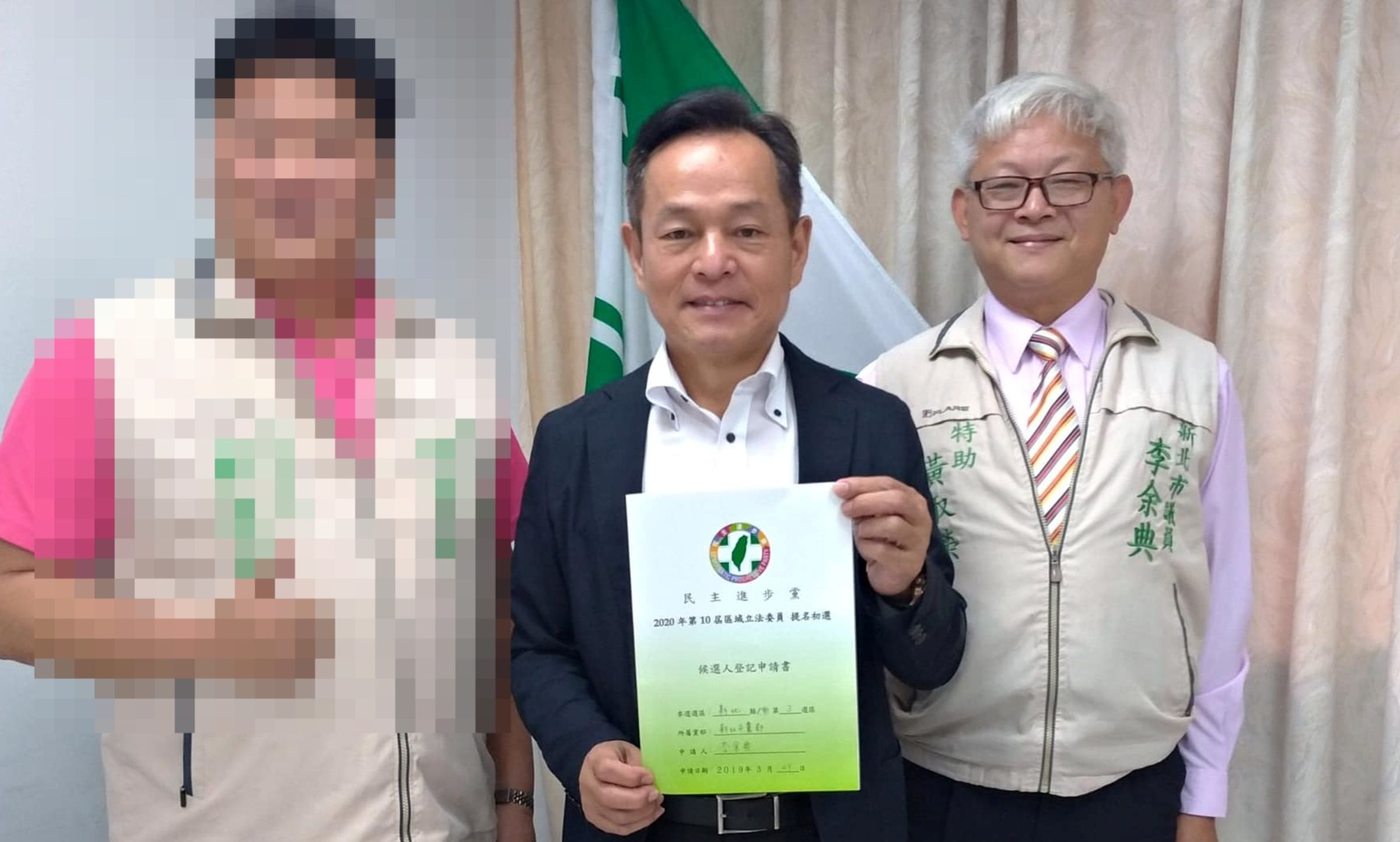 2019年黃取榮（右）身穿特助背心陪李余典到黨部進行立委初選登記。（翻攝李余典臉書）