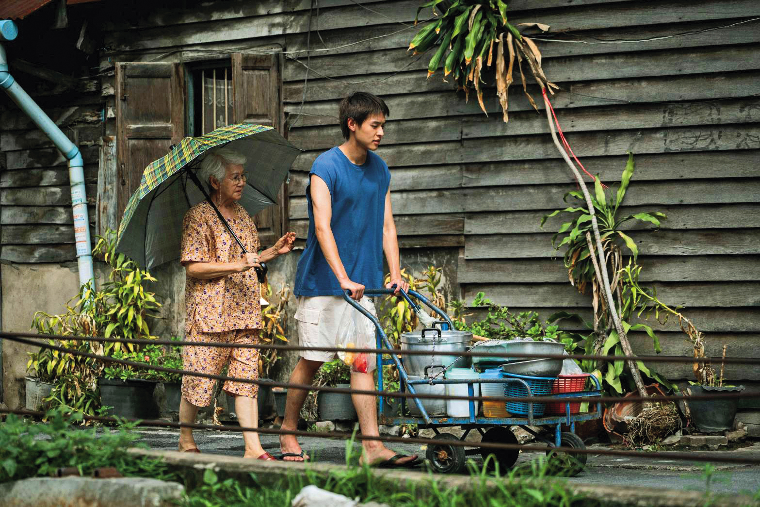 廢柴金孫透過照顧癌末外婆的方式企圖分得遺產，祖孫朝夕相處下孫子的心態亦產生變化。（CATCHPLAY提供）