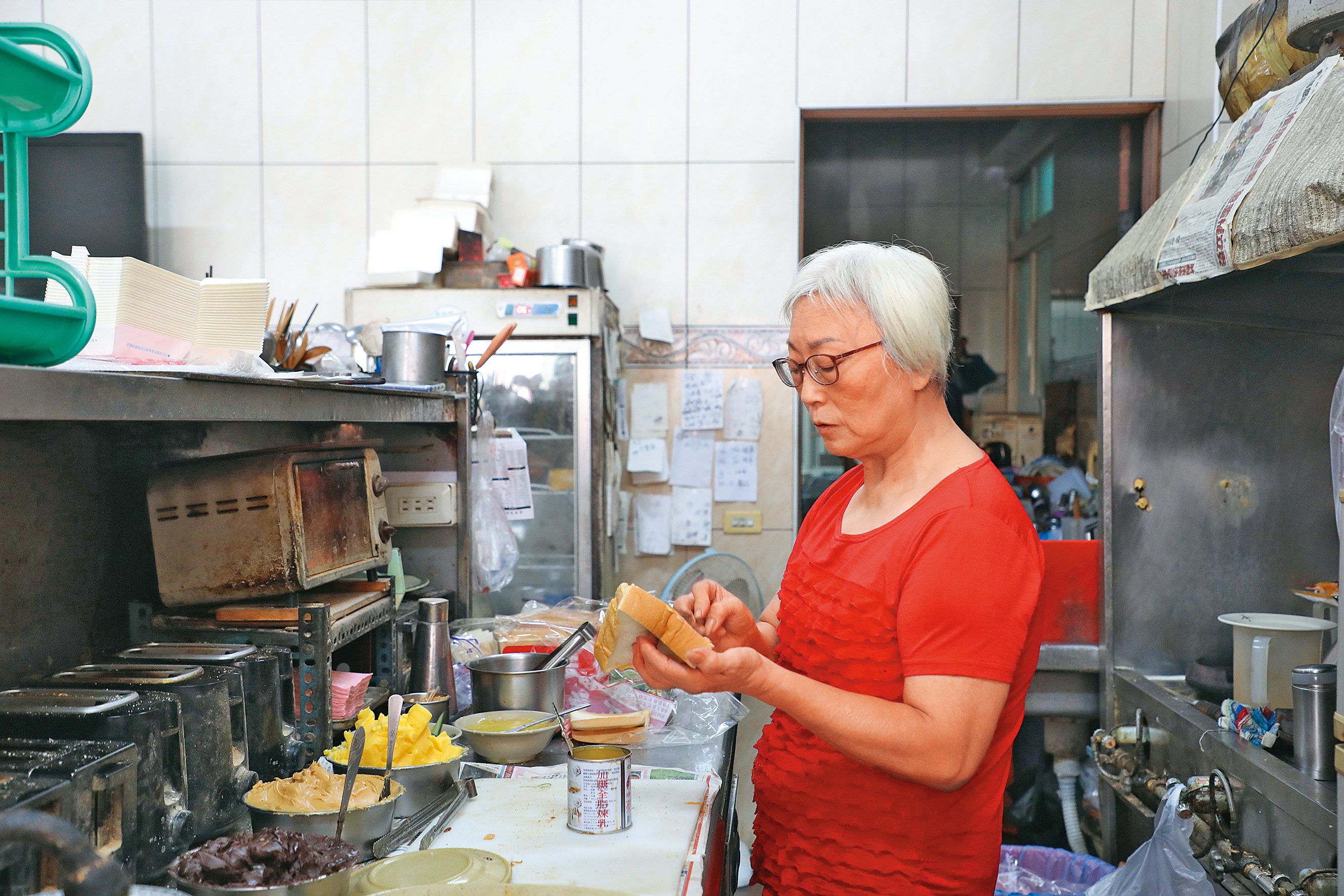 老闆娘蘇如真過去很拼命早午晚餐都賣，現在年紀大了需要復健，決定以後只做早餐。