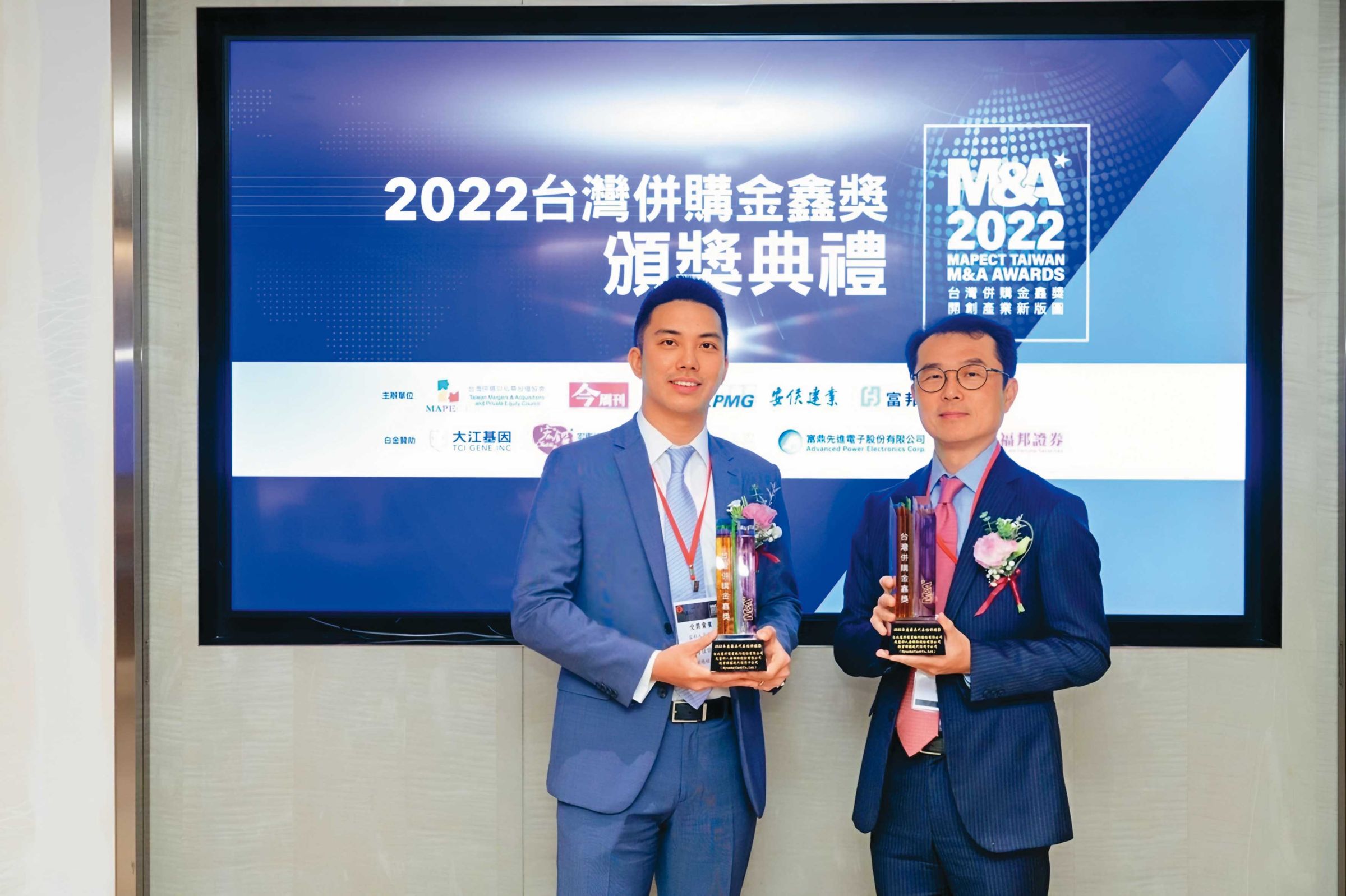 周佳歐(左)2022年進入富邦人壽投資部門,即建戰功。(翻攝富邦FUBON臉書)