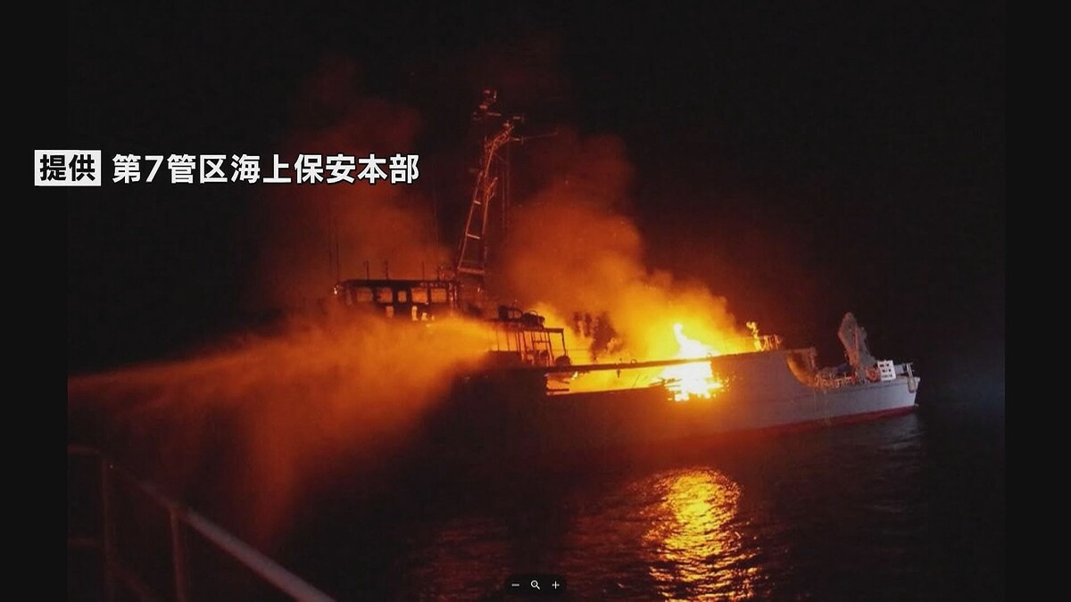日本自衛隊船艦起火沉沒，「震撼炎上」影片曝光！1人失蹤。（翻自NHK畫面）