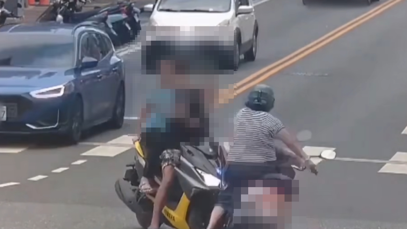 婦人邊騎車邊嗆聲罷免團體,下一秒撞上準備轉彎的對向來車。(翻攝畫面)