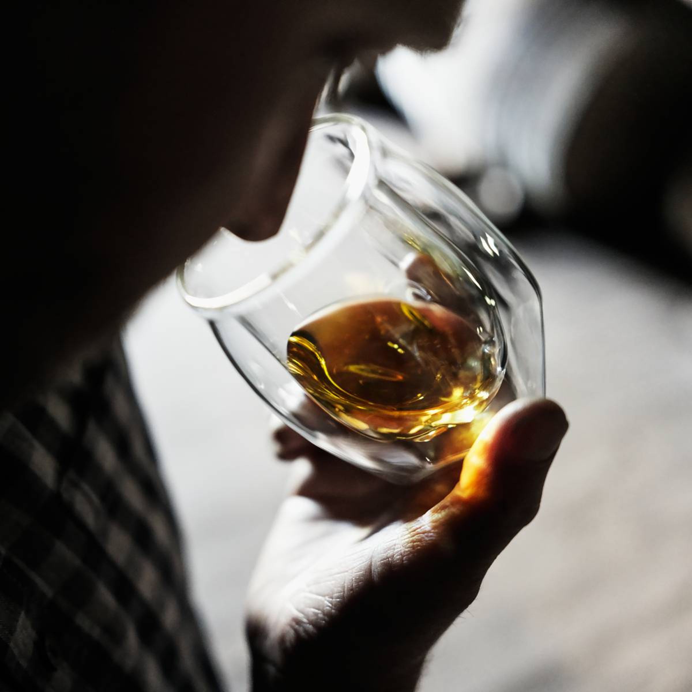 布萊迪旗下超重泥煤酒款Octomore奧特摩系列，其泥煤酚值可高達200ppm以上，也就是這麼強烈，反而保留更多香氣。