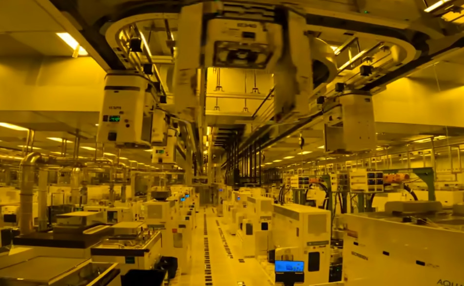 台積電亞利桑那廠區設置自動化物料傳輸系統，可高效運輸物料。（翻攝YT頻道@TSMC）