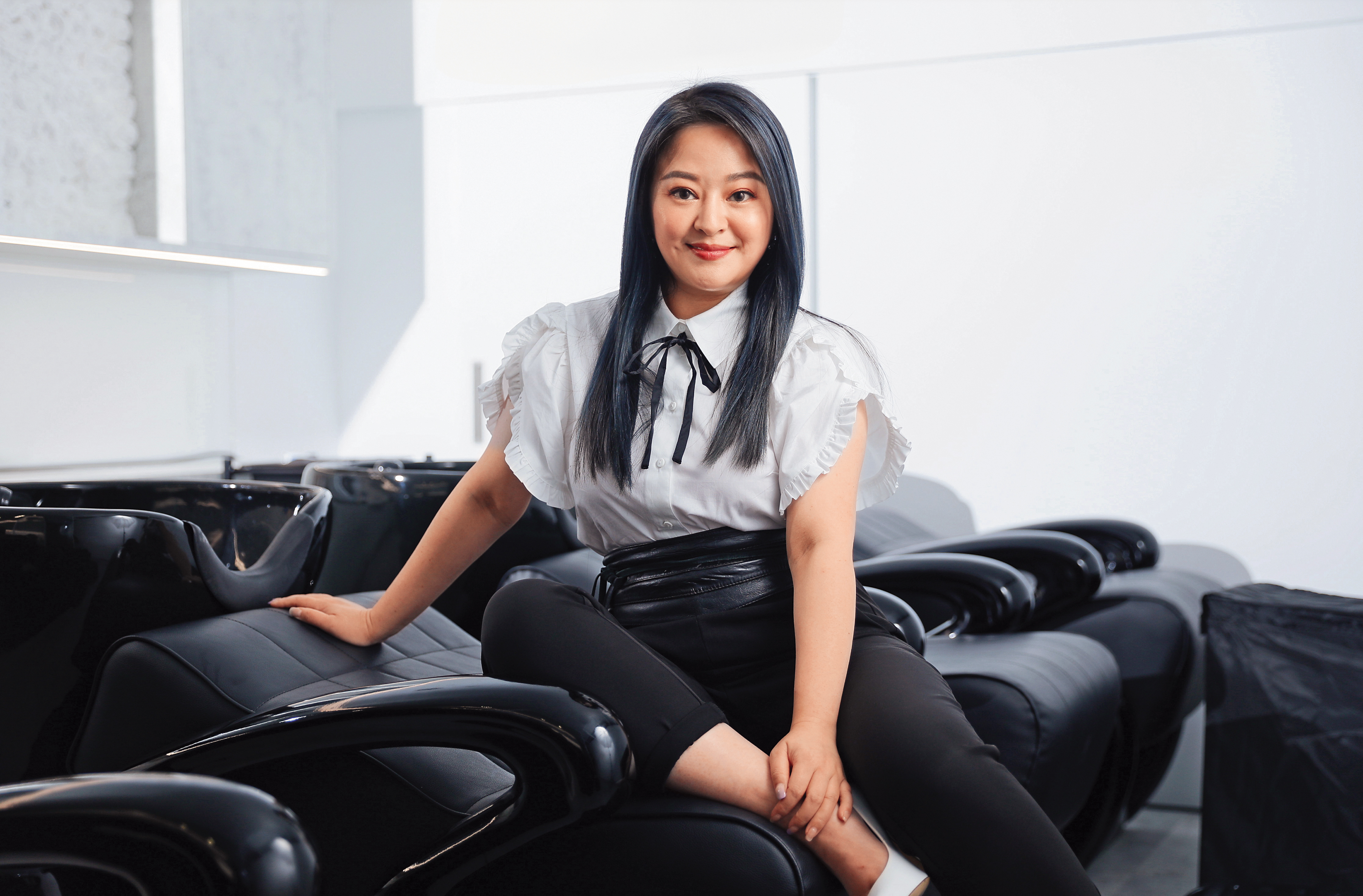 何嘉文2月才開行銷公司當董事長，1個多月後就無奈解散公司。