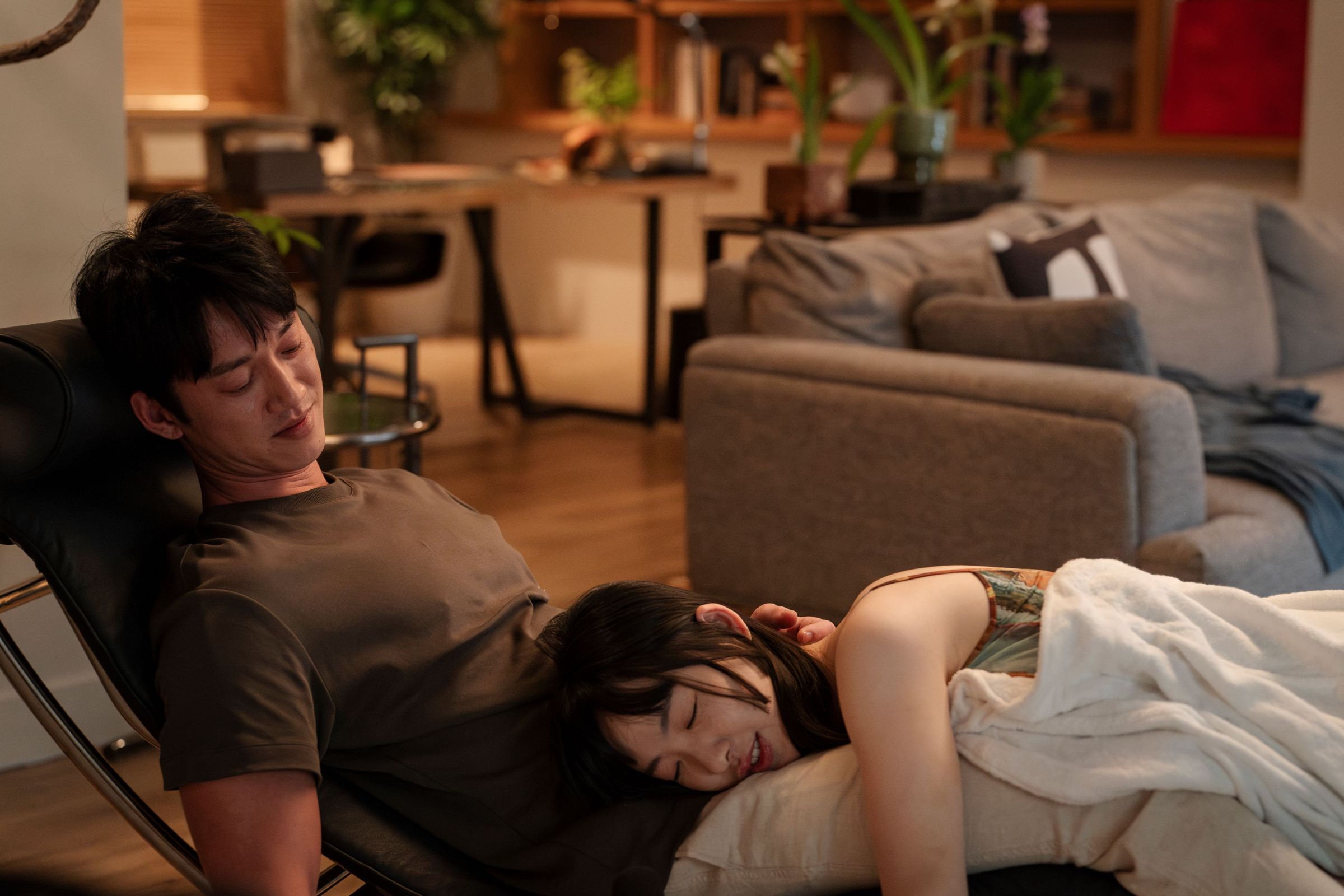 《破浪男女》吳慷仁、劉主平約炮後互釣對方胃口比誰先暈船。(双喜電影提供)