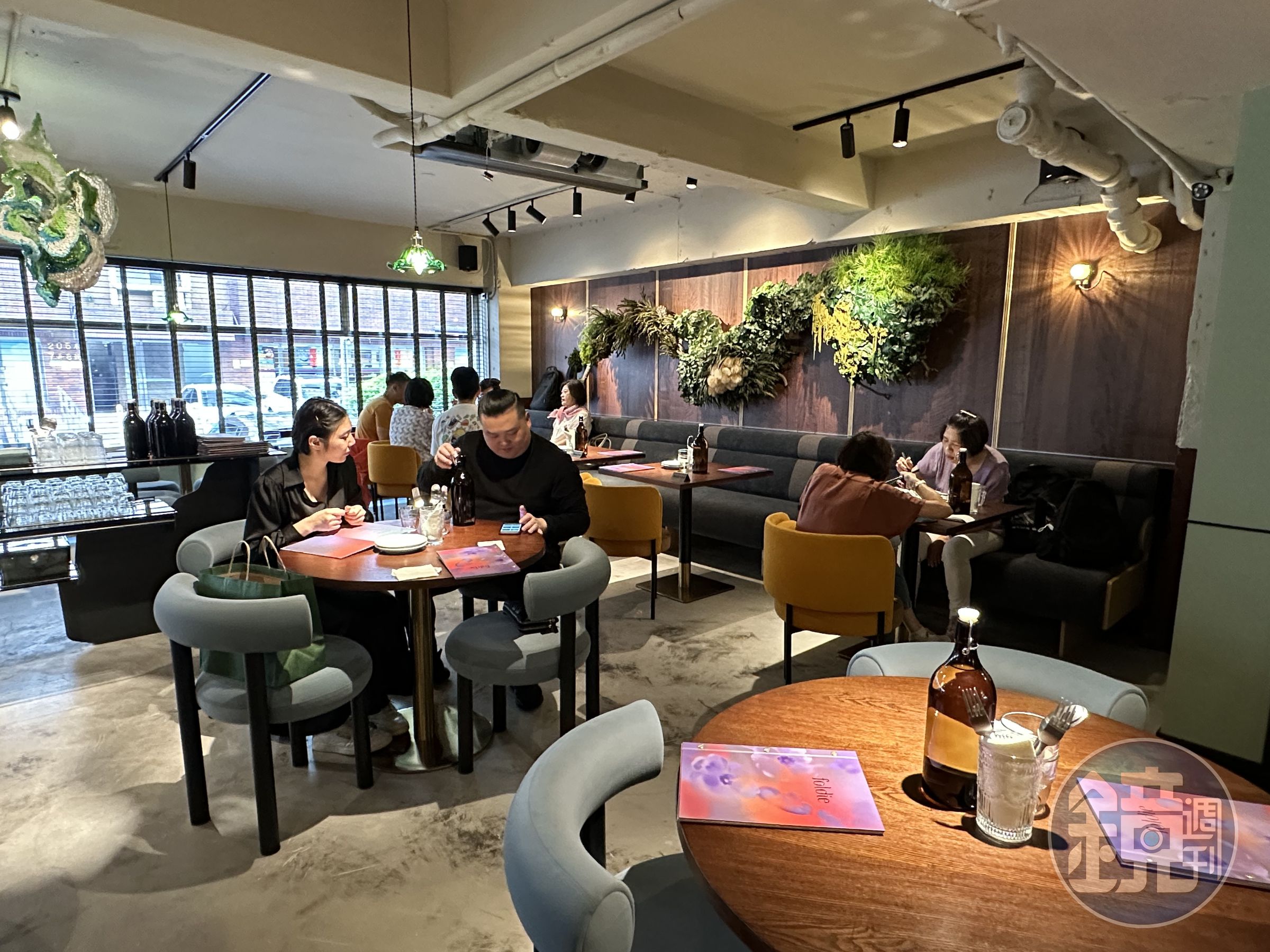 店內座椅舒適，並用暖色燈光營造放鬆氛圍。