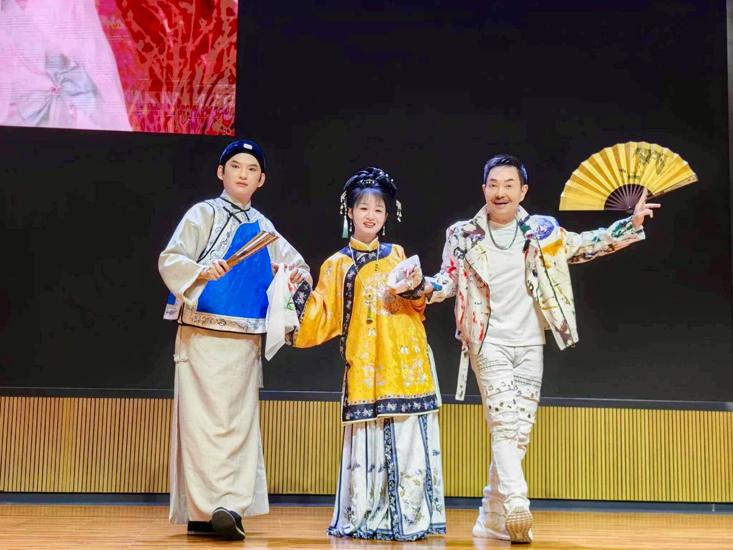 楊懷民（右）小露身手展現寶刀未老。（經紀人提供）