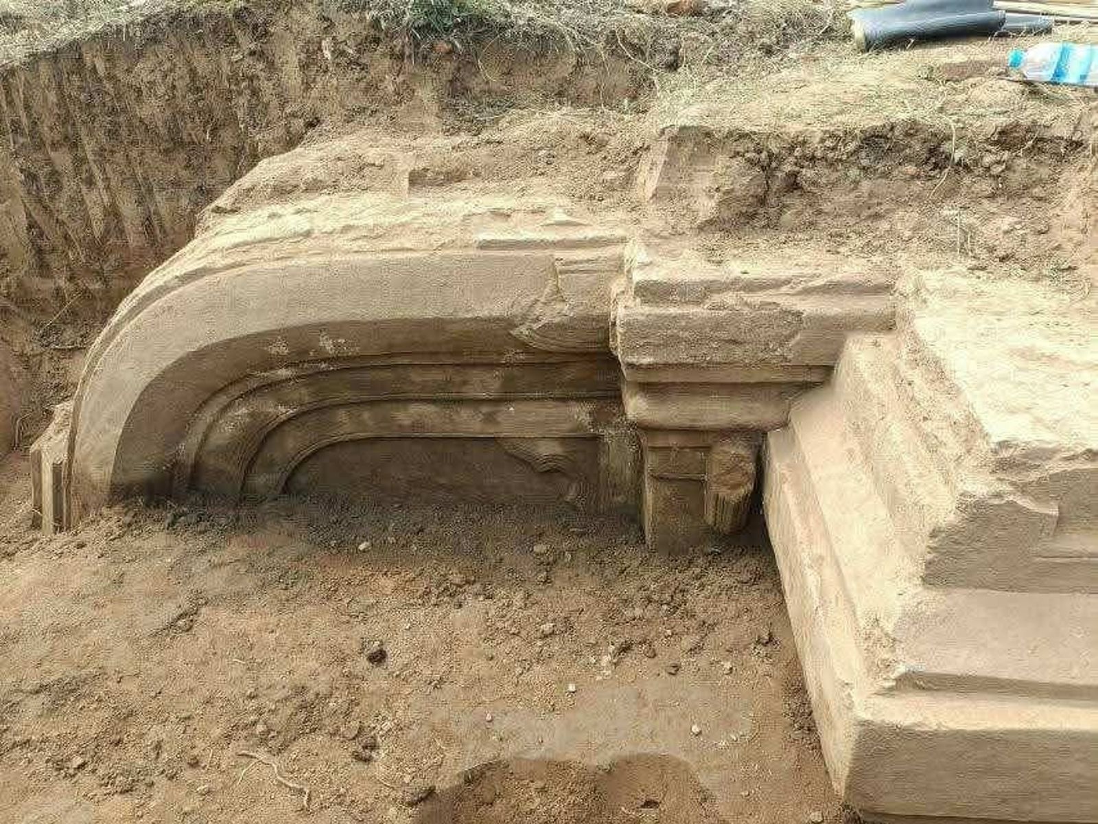 目前考古學家進行遺址挖掘,發現更多古代建築構件。(翻攝X@RjNol)