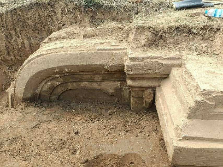 目前考古學家進行遺址挖掘，發現更多古代建築構件。（翻攝X@RjNol）
