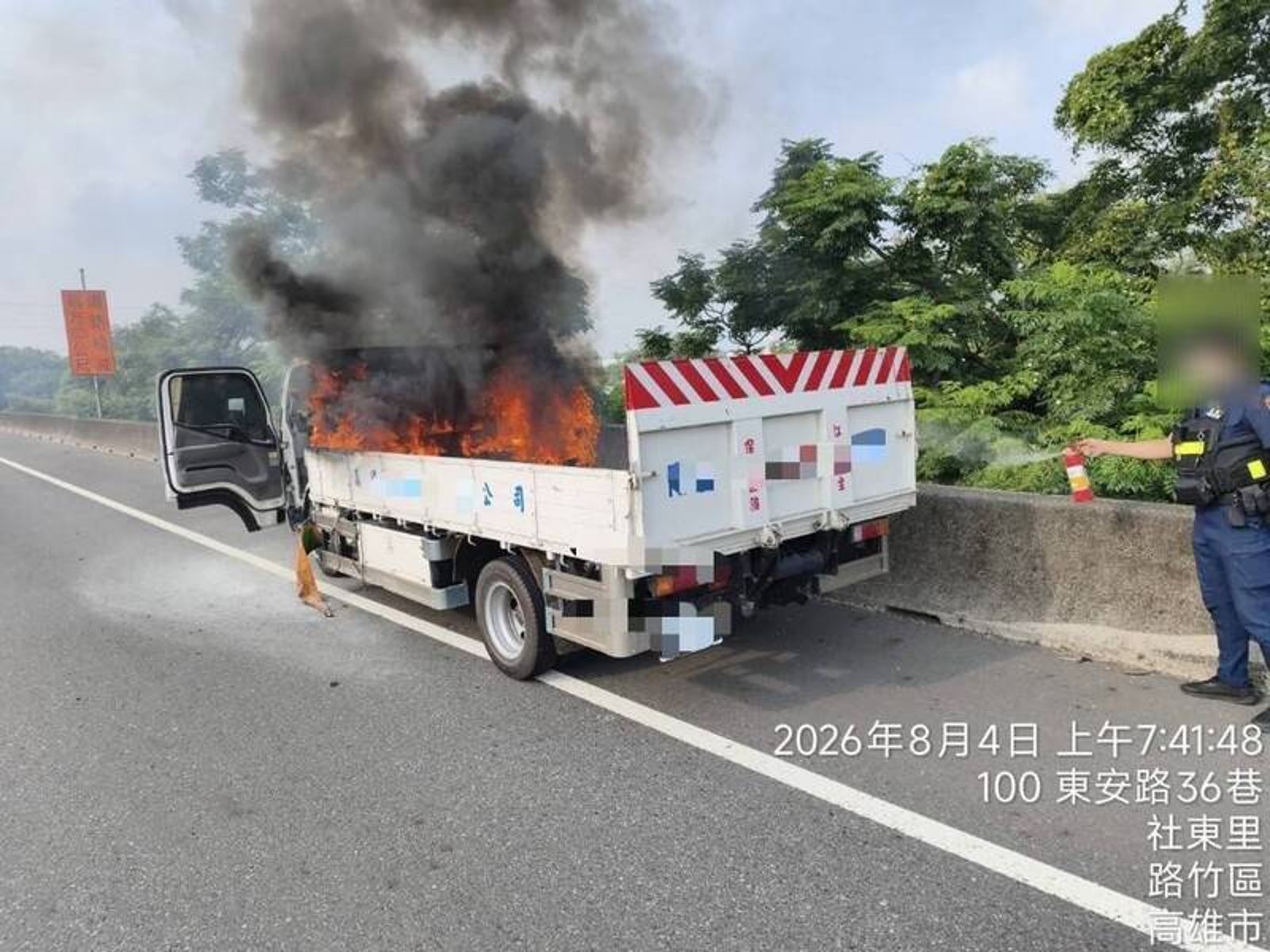 國1南向路竹段火燒車!小貨車竄煙瞬間起火 駕駛急停路肩逃過一劫