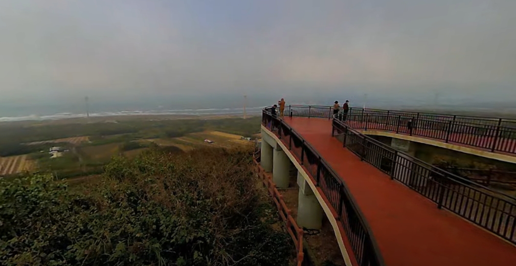 苗栗縣政府在後龍好望角觀景平台附近，設置了360全景攝影機。（翻攝自苗栗縣政府文化觀光局YouTube頻道）