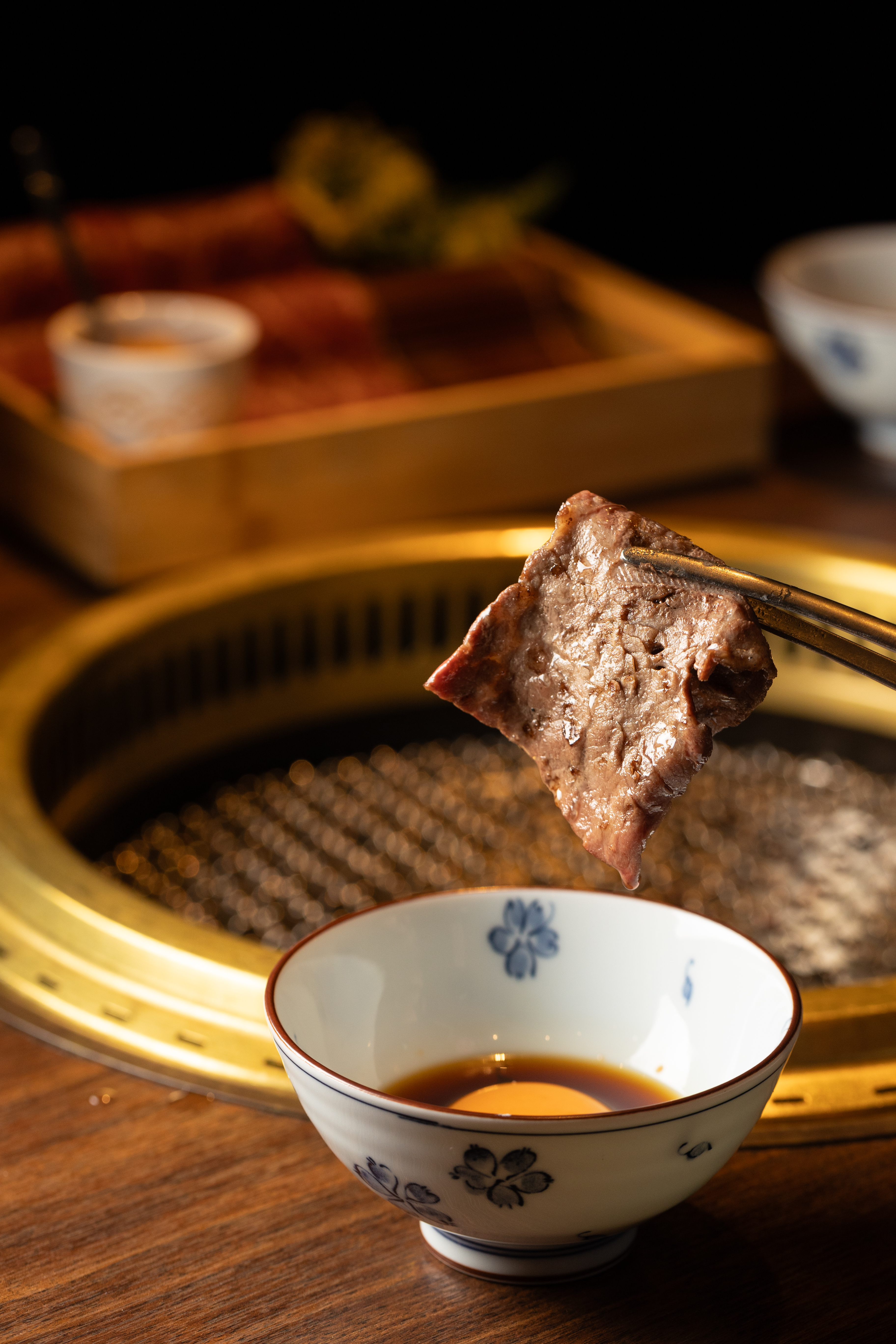 一品料理中「Prime 薄切牛五花」與「霜降牛五花牛排」，兩種厚度不同，可以一次品嘗美、日頂級牛肉的不同口感與風味。