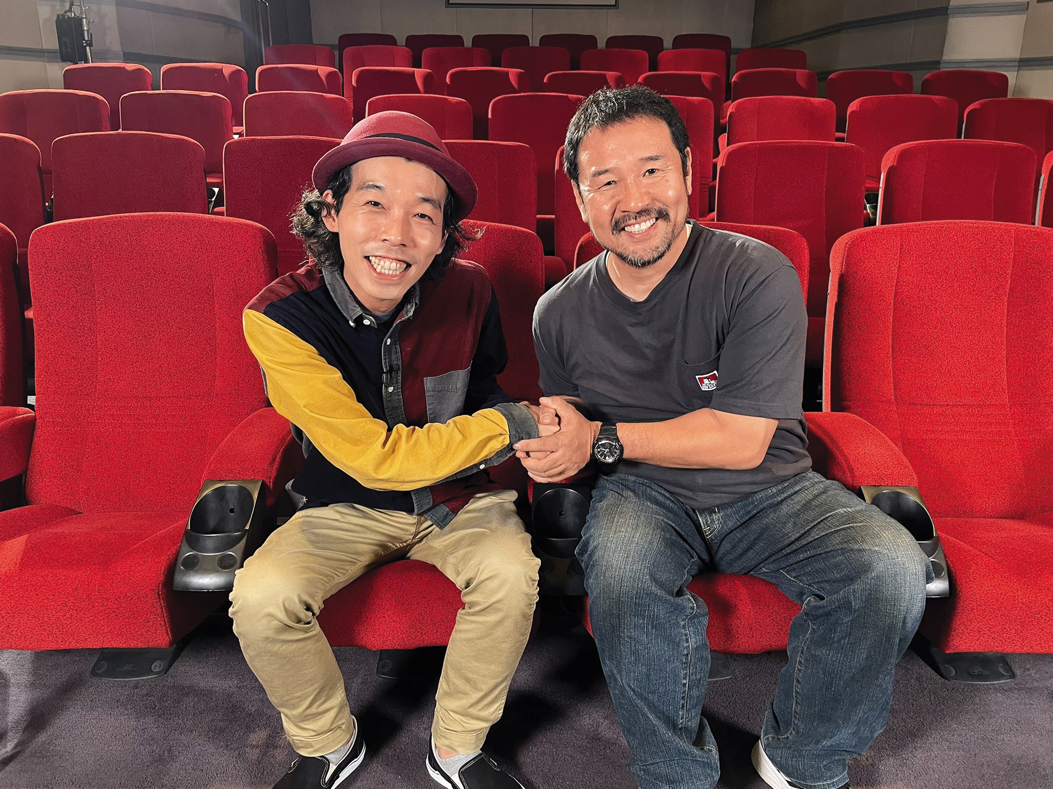 《一屍到底》導演上田慎一郎（左）特地到戲院支持《超時空武士》導演安田淳一（右）。（翻攝自安田淳一X）