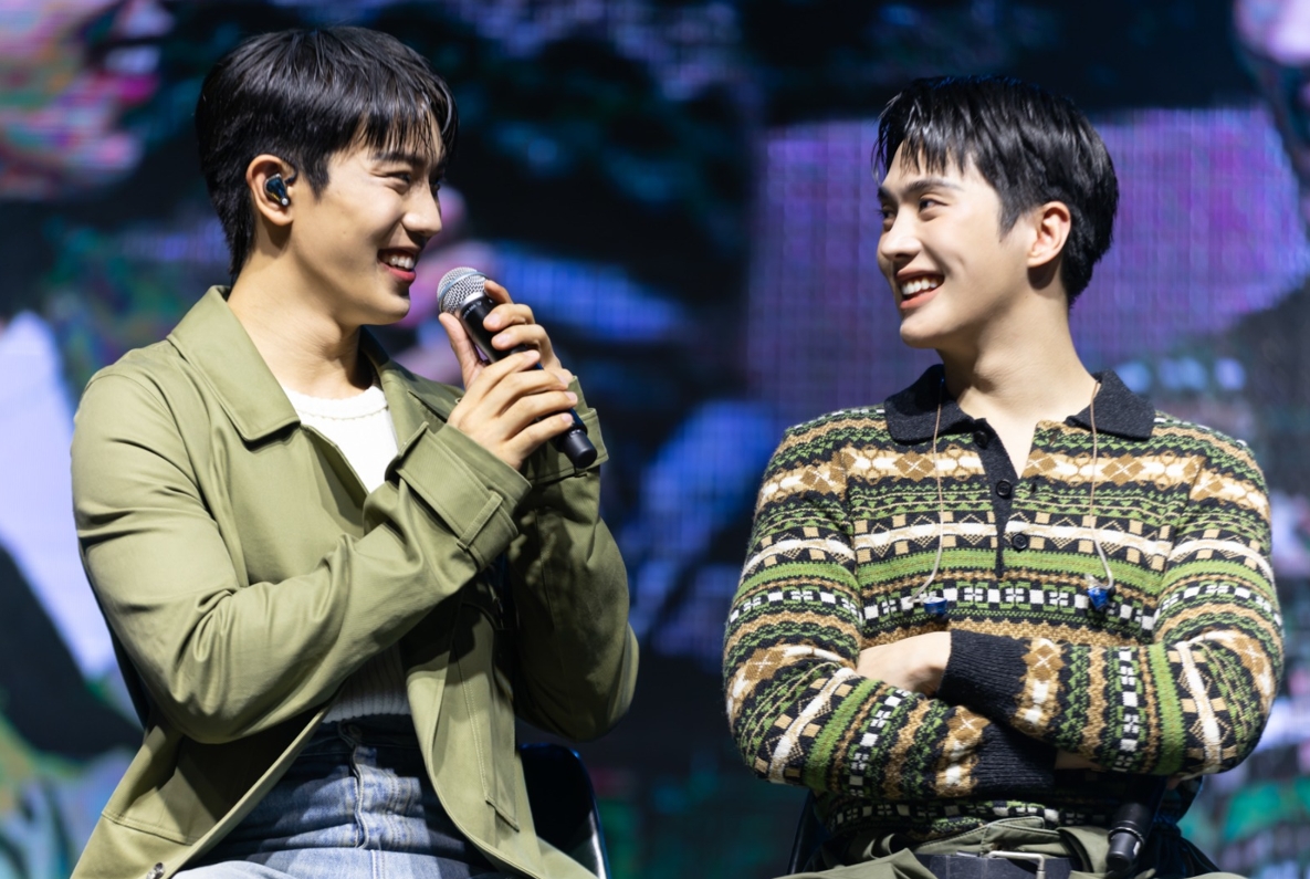 泰星Great（右）對Inn說：「Inn揪勾椎 ！」兩人互相甜笑閃瞎粉絲。（無限娛樂提供）